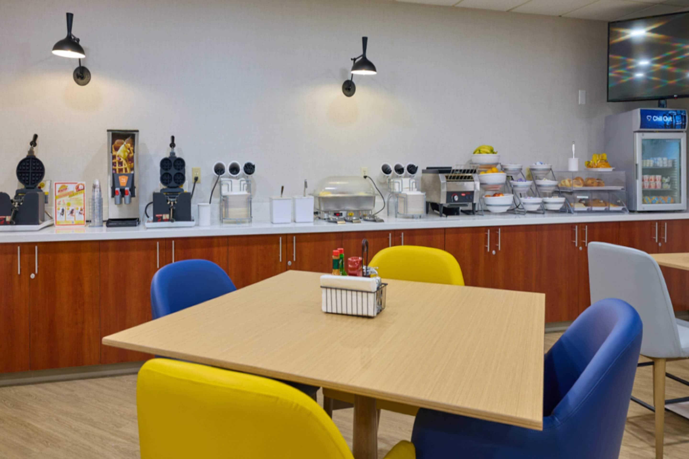 Breakfast area | Comfort Suites Springfield RiverBend Medical
