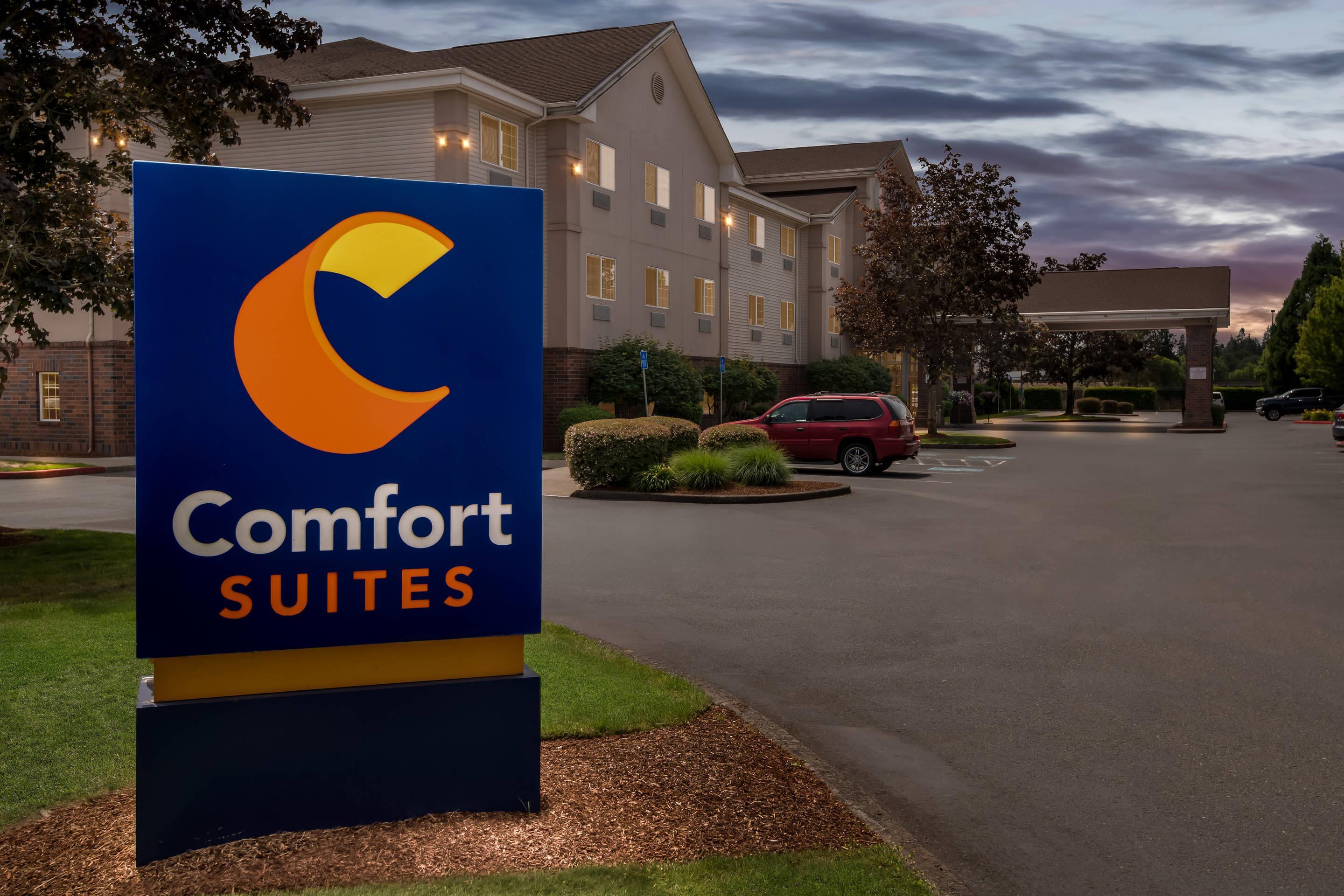 Hotel at night | Comfort Suites Linn County Fairground and Expo