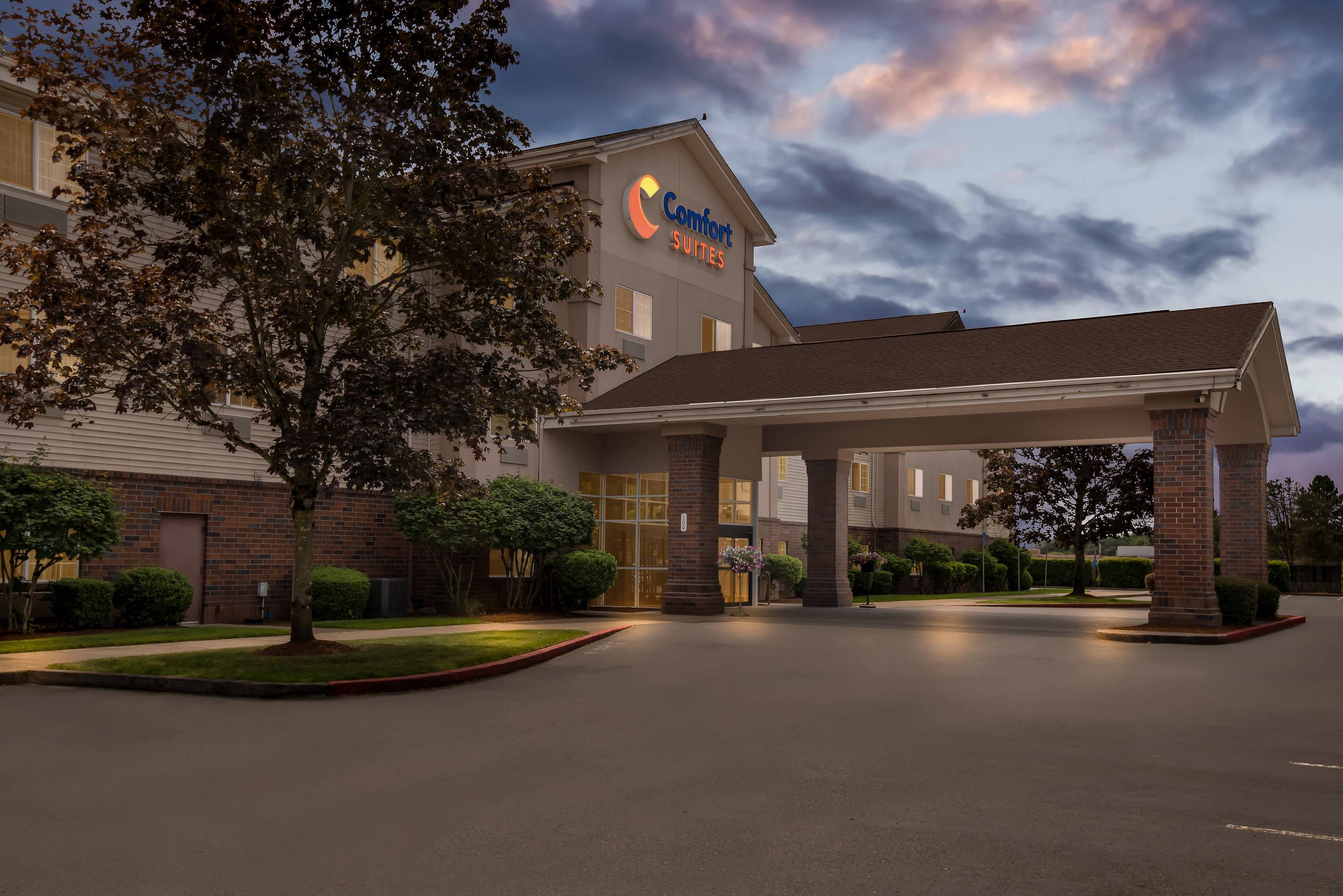 Hotel at night | Comfort Suites Linn County Fairground and Expo