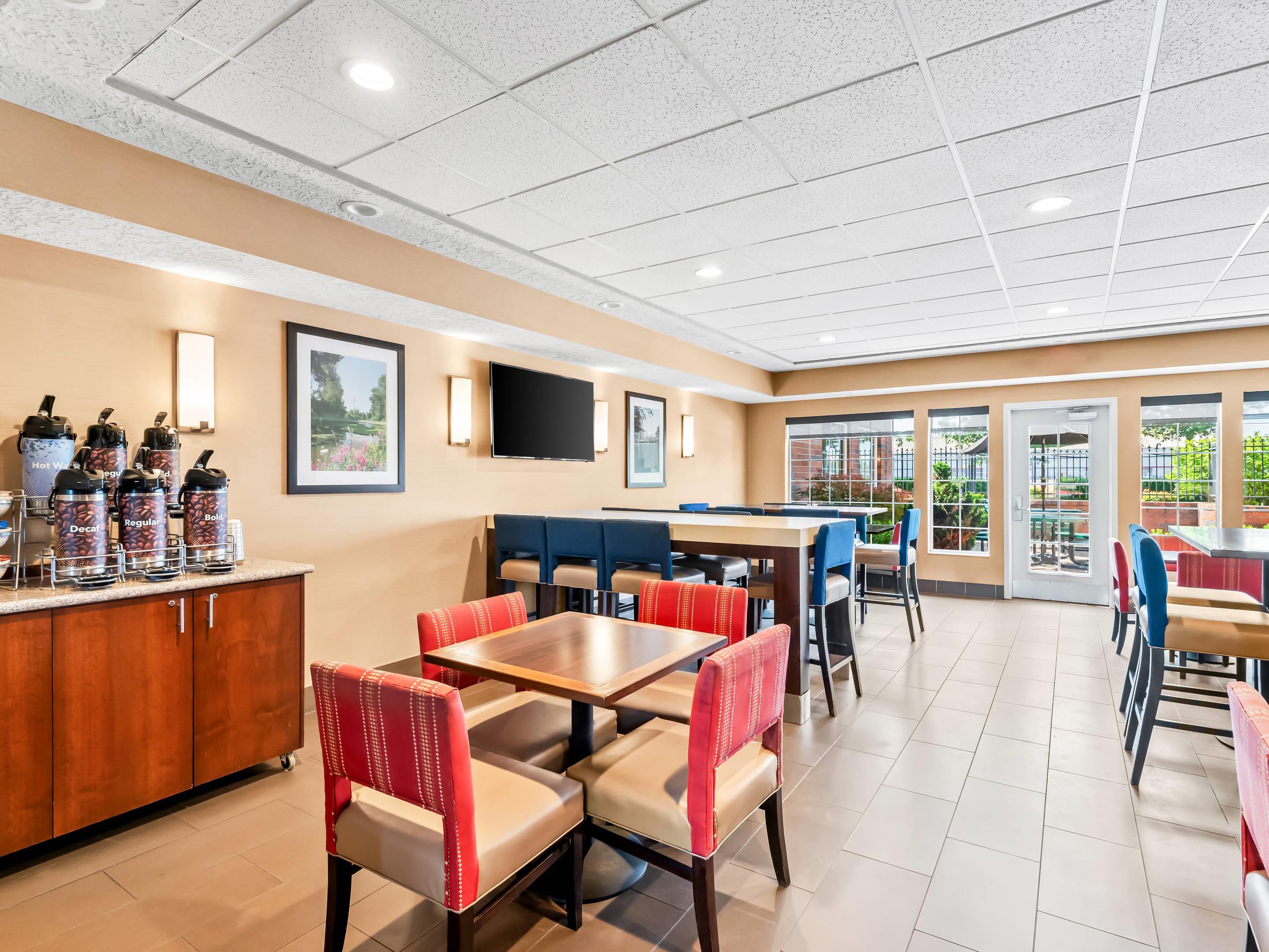 Breakfast area | Comfort Suites Linn County Fairground and Expo