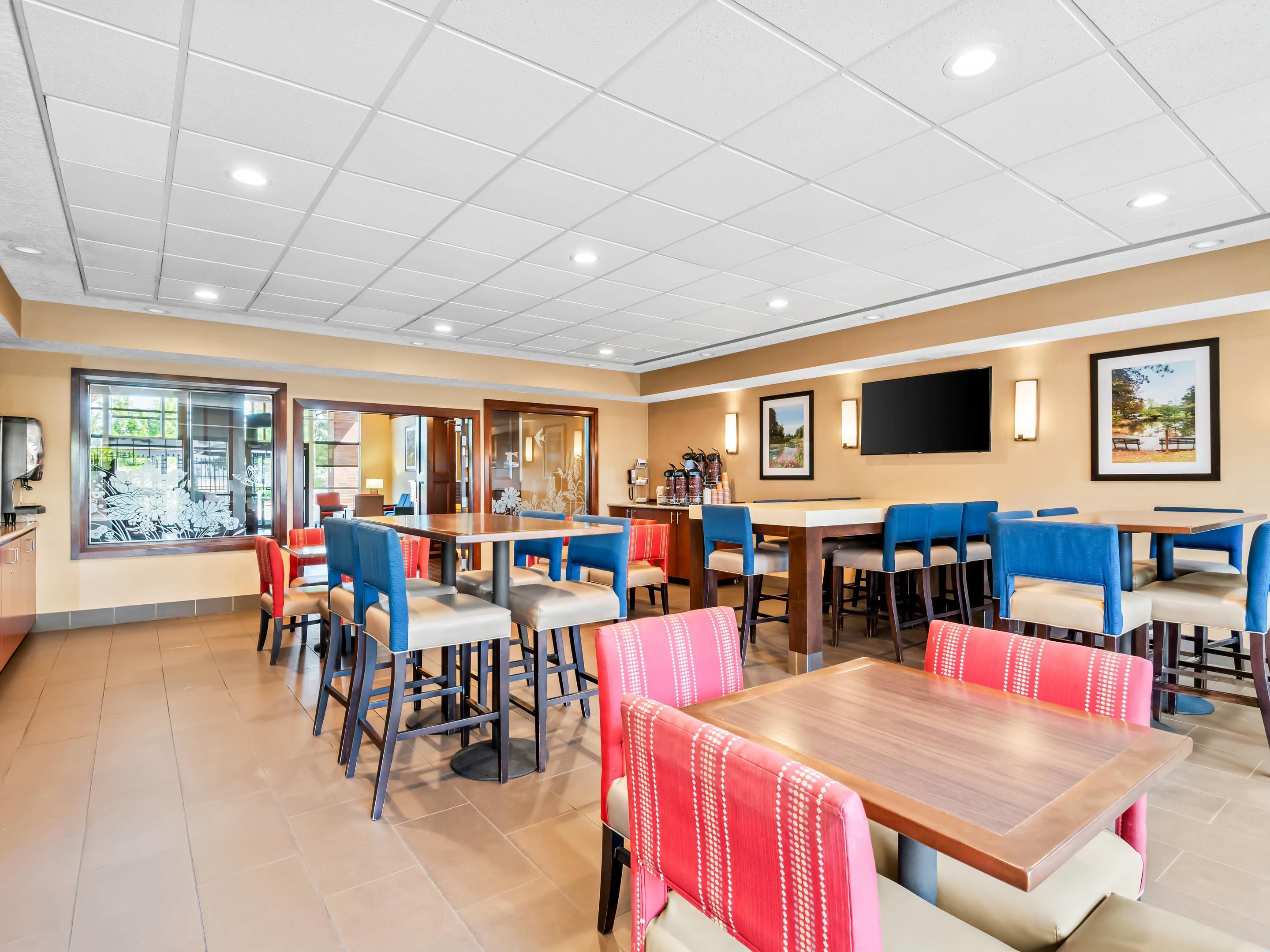 Breakfast area | Comfort Suites Linn County Fairground and Expo