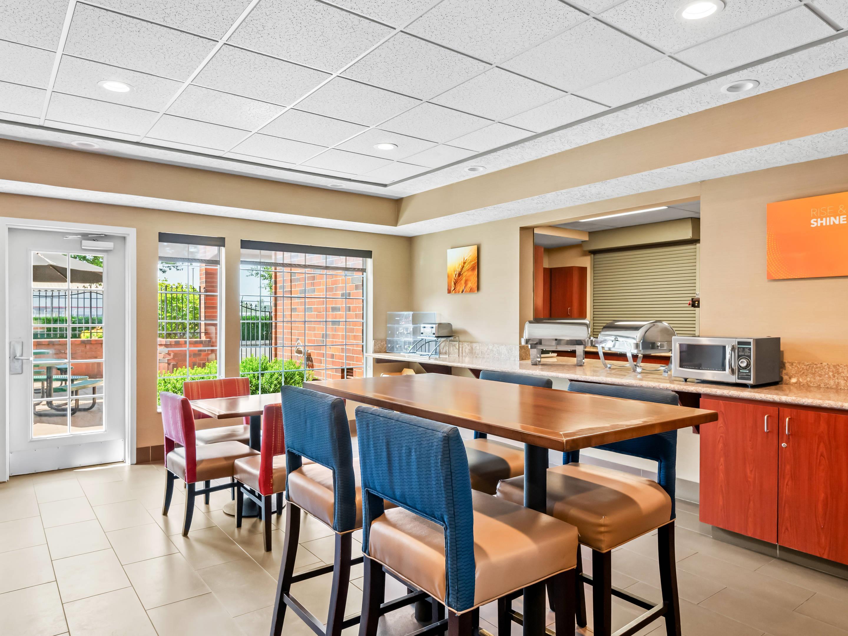 Breakfast area | Comfort Suites Linn County Fairground and Expo