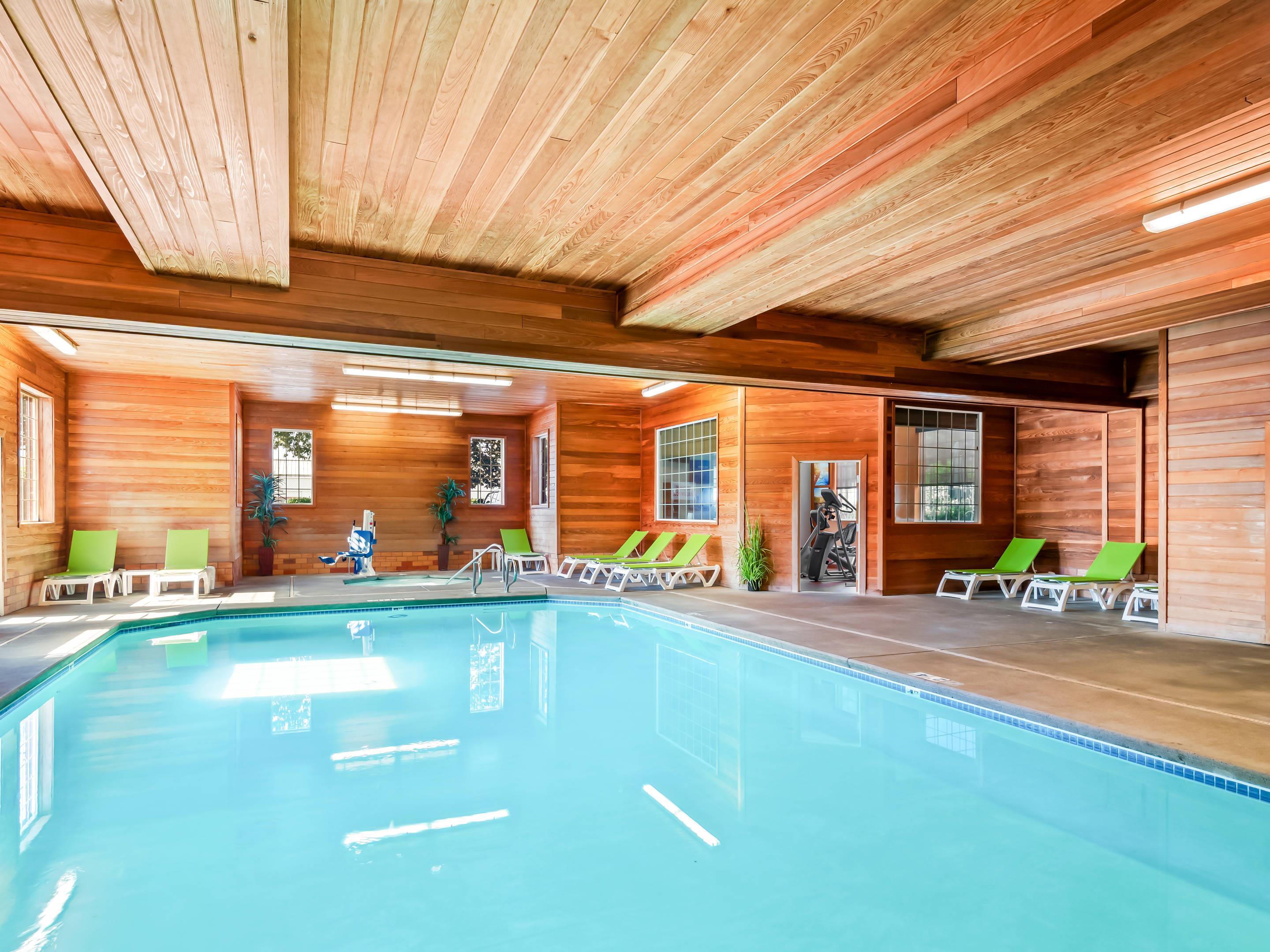 Indoor pool | Comfort Suites Linn County Fairground and Expo