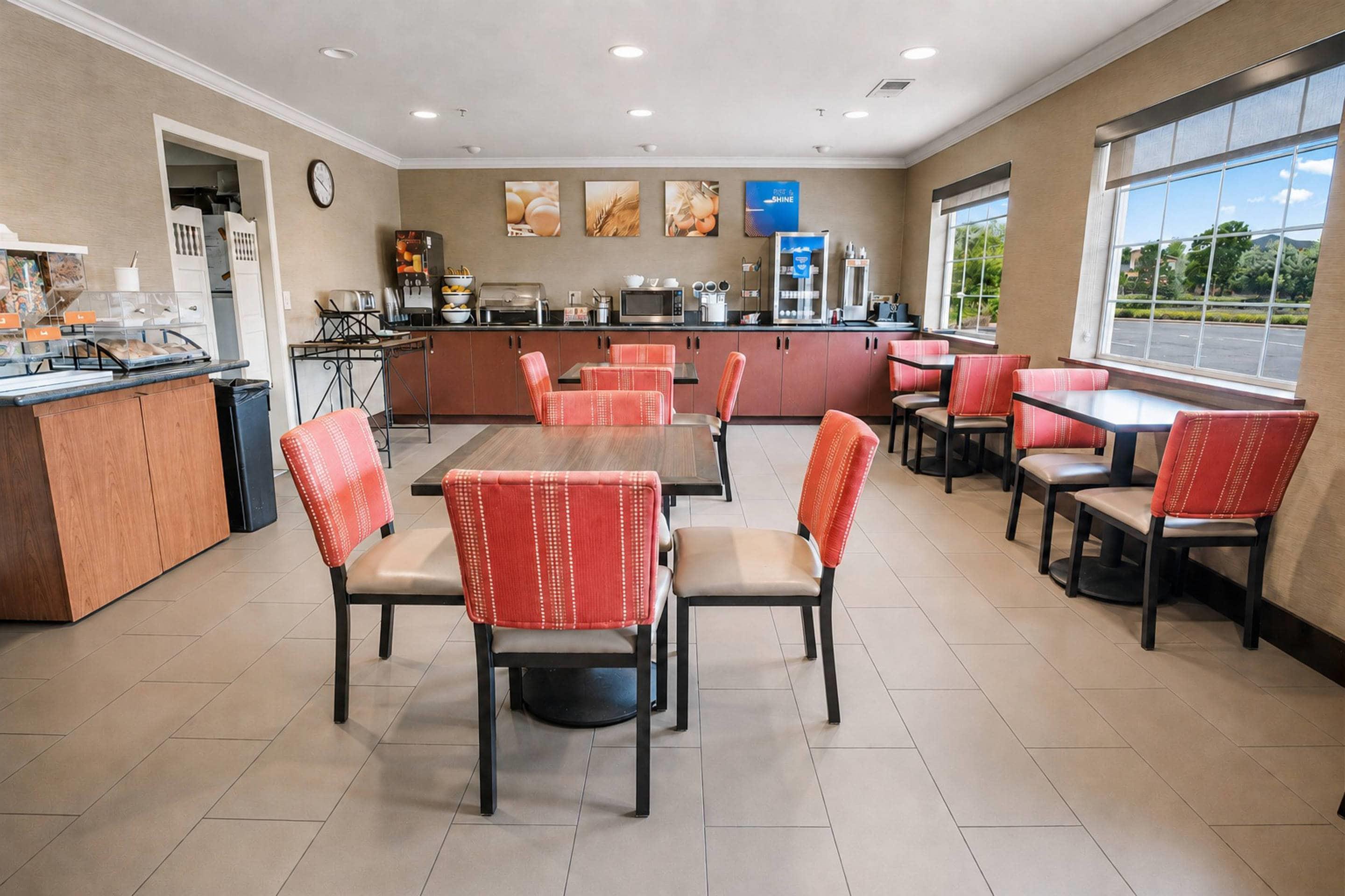 Breakfast area | Comfort Inn Columbia Gorge
