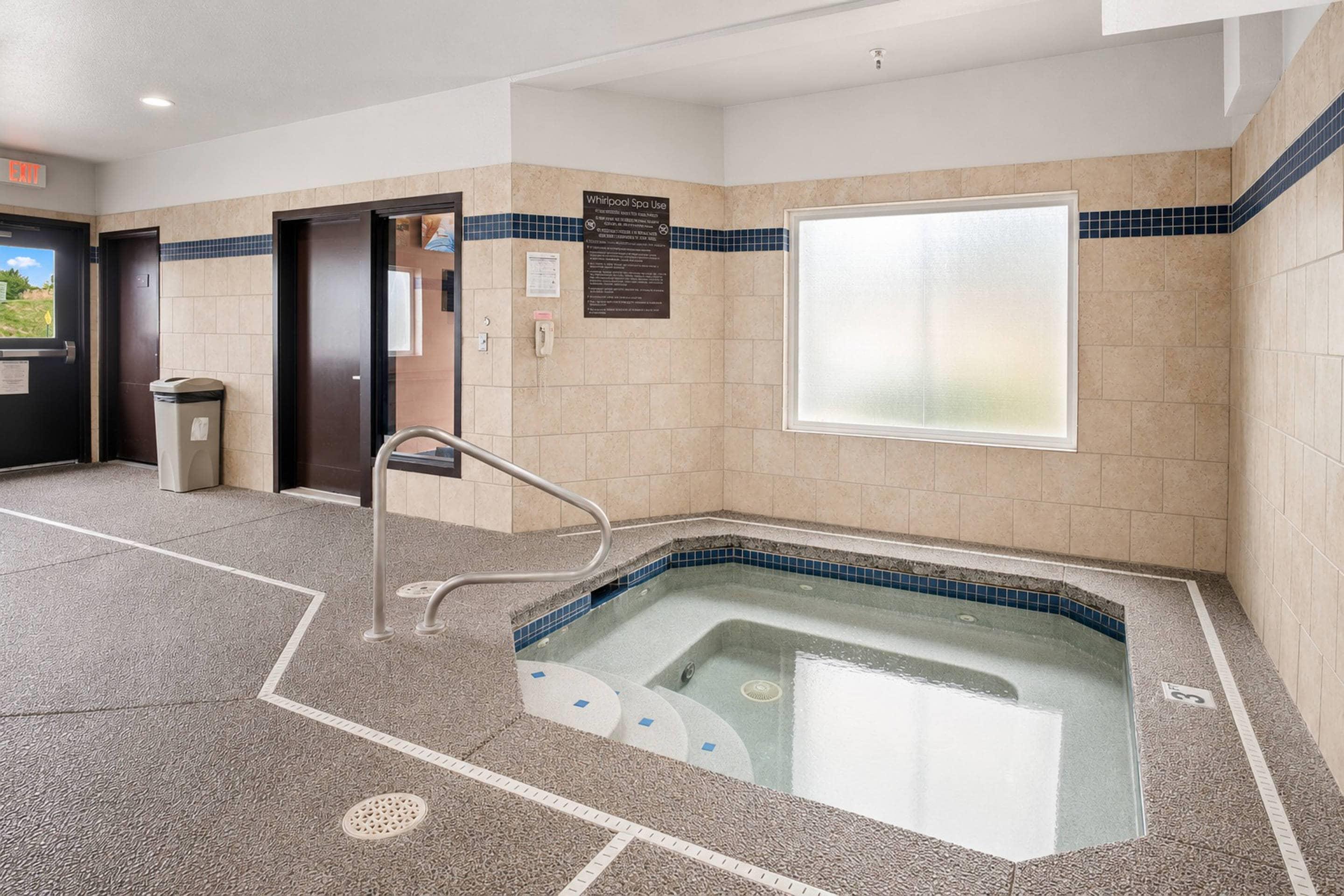 Indoor hot tub | Comfort Inn Columbia Gorge