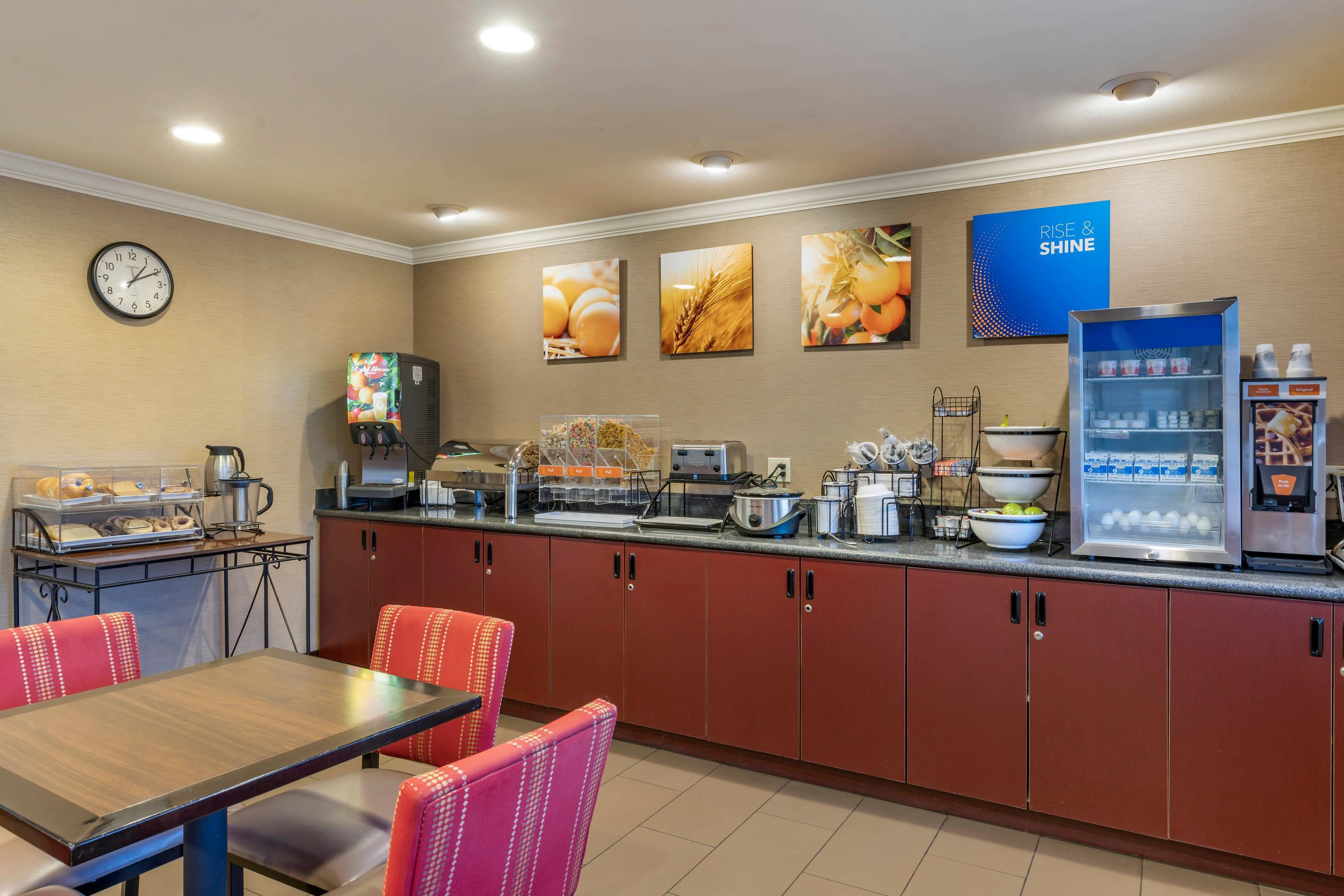 Breakfast area | Comfort Inn Columbia Gorge