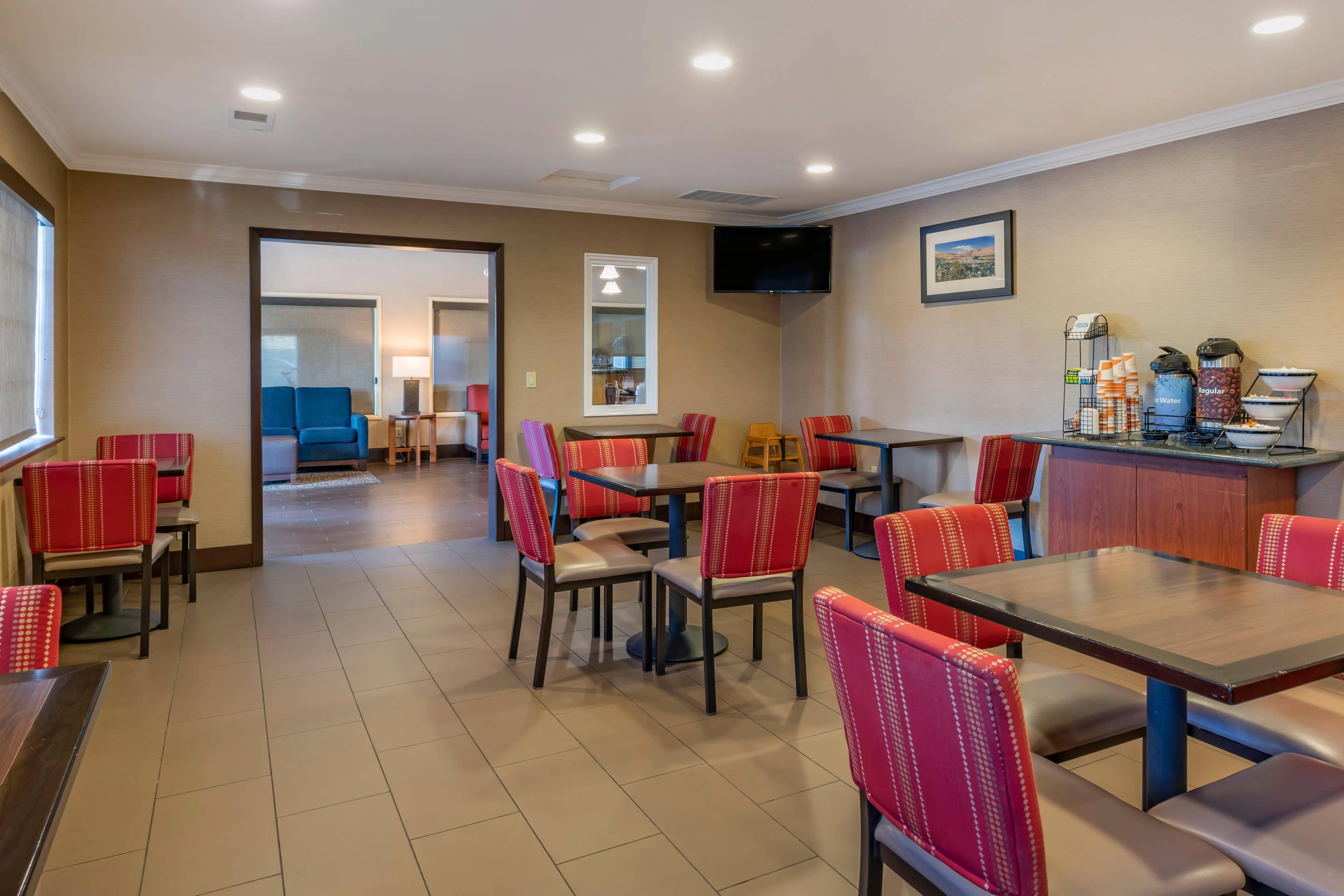 Breakfast area | Comfort Inn Columbia Gorge
