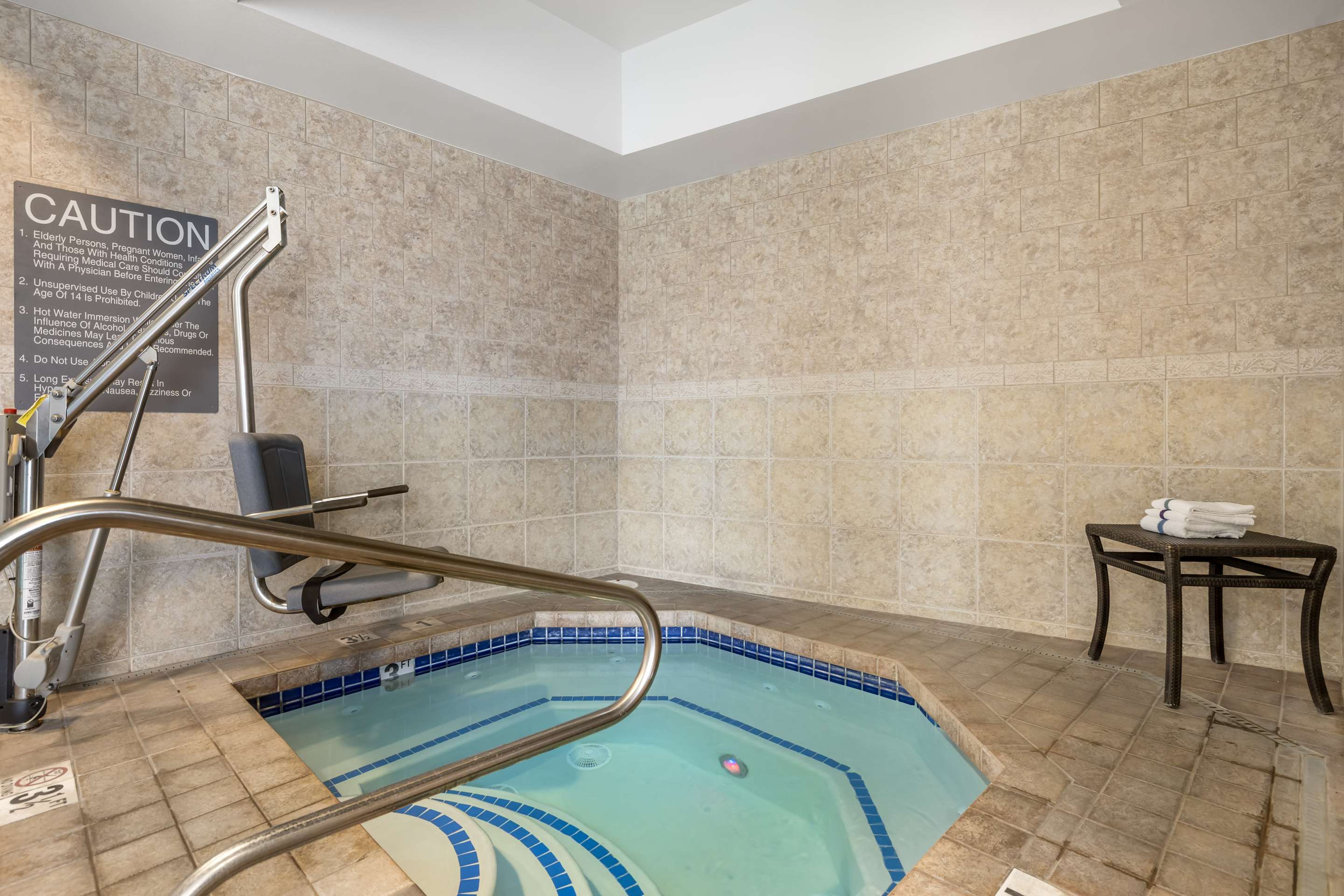 Indoor hot tub | Comfort Suites Redmond Airport