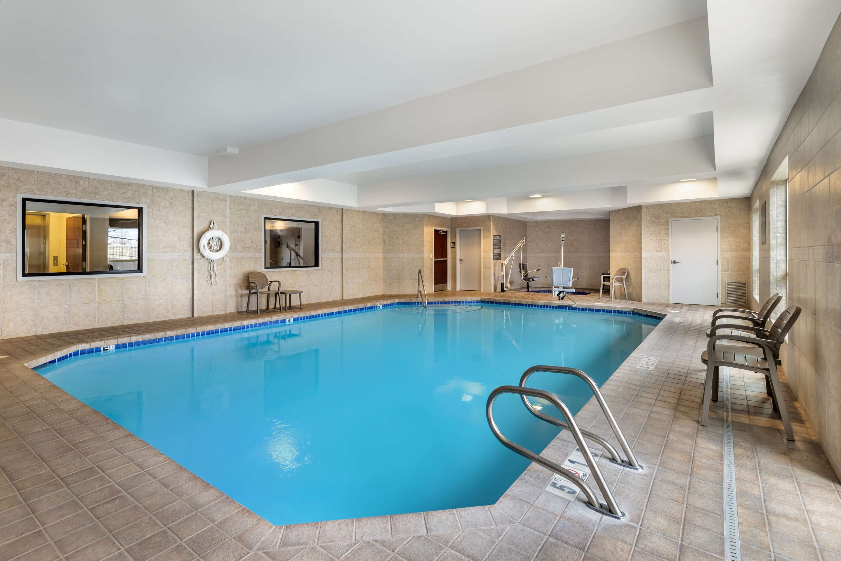 Indoor pool | Comfort Suites Redmond Airport