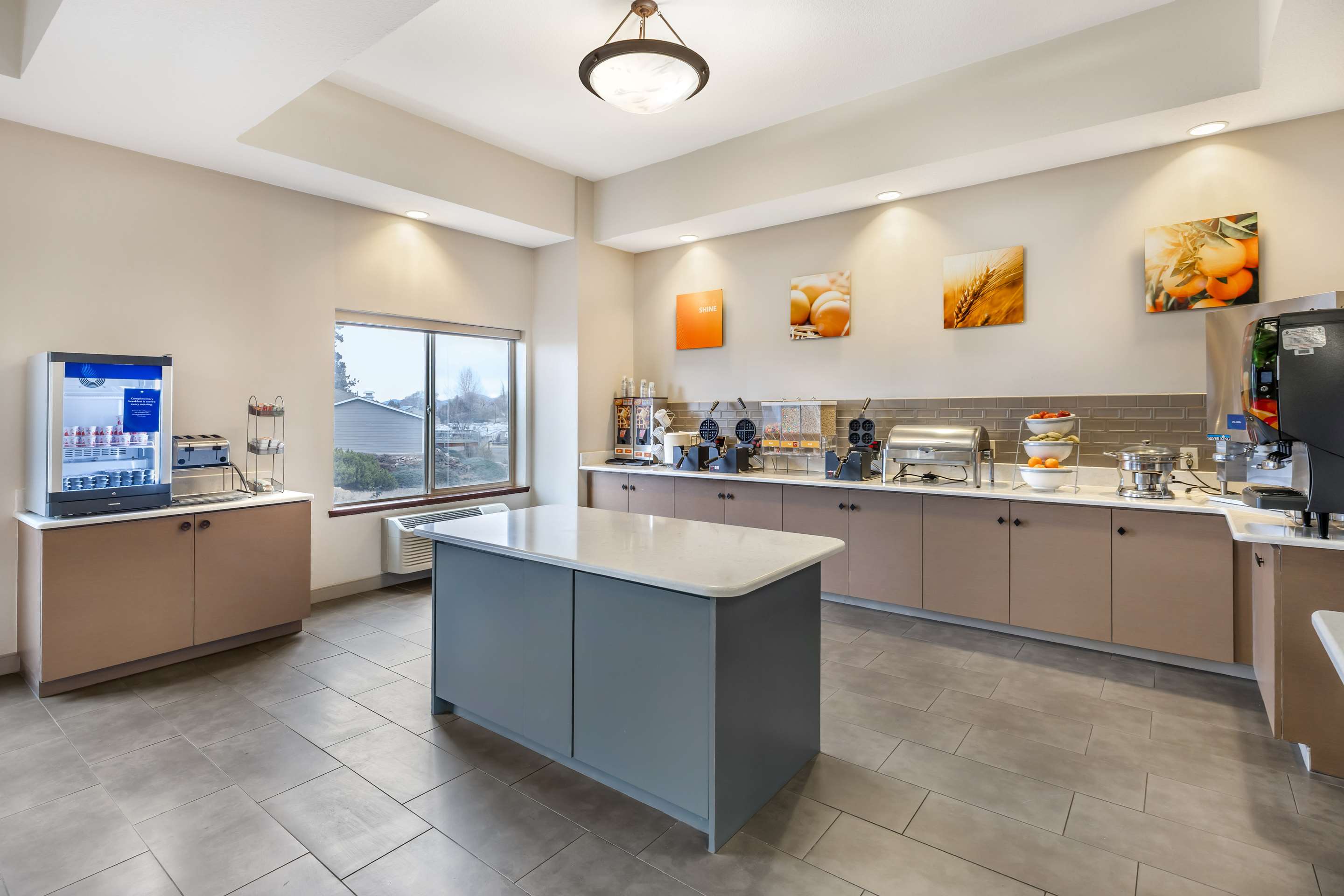 Breakfast area | Comfort Suites Redmond Airport