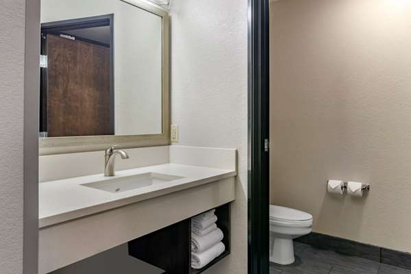  - Comfort Inn & Suites Tualatin - I-5, Exit 289