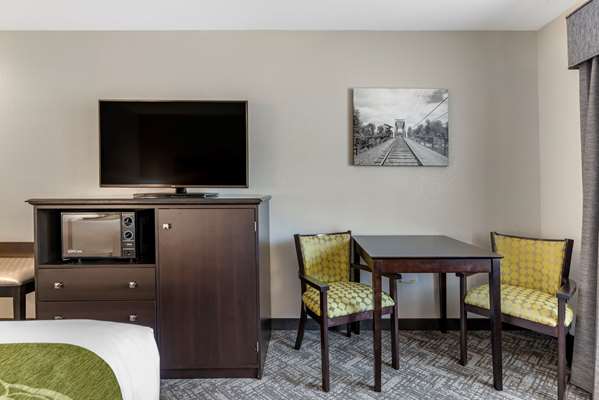  - Comfort Inn & Suites Tualatin - I-5, Exit 289