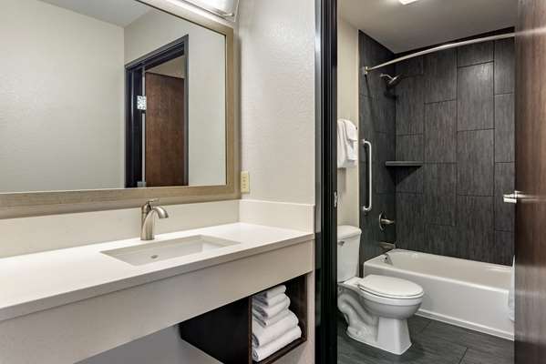 Suite - Comfort Inn & Suites Tualatin - I-5, Exit 289