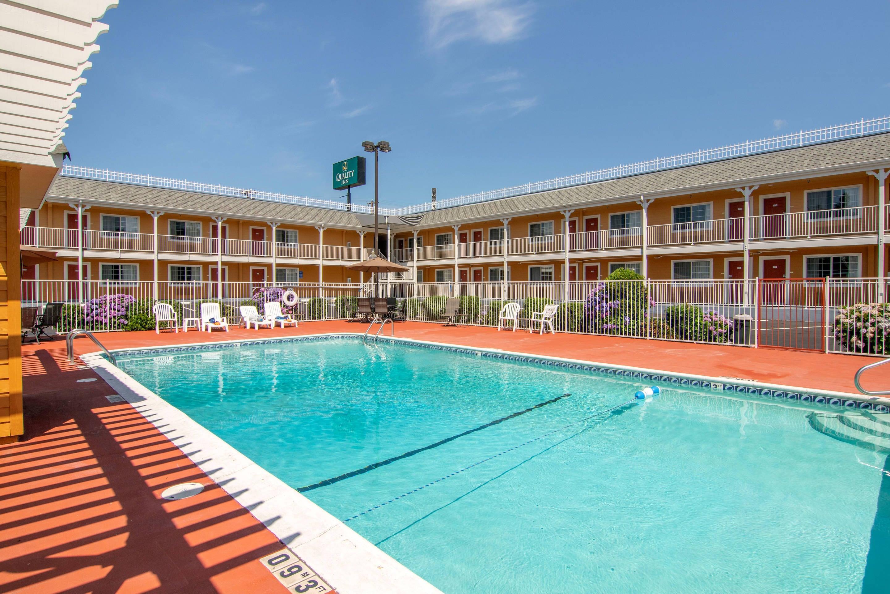 Outdoor pool | Quality Inn Central Roseburg