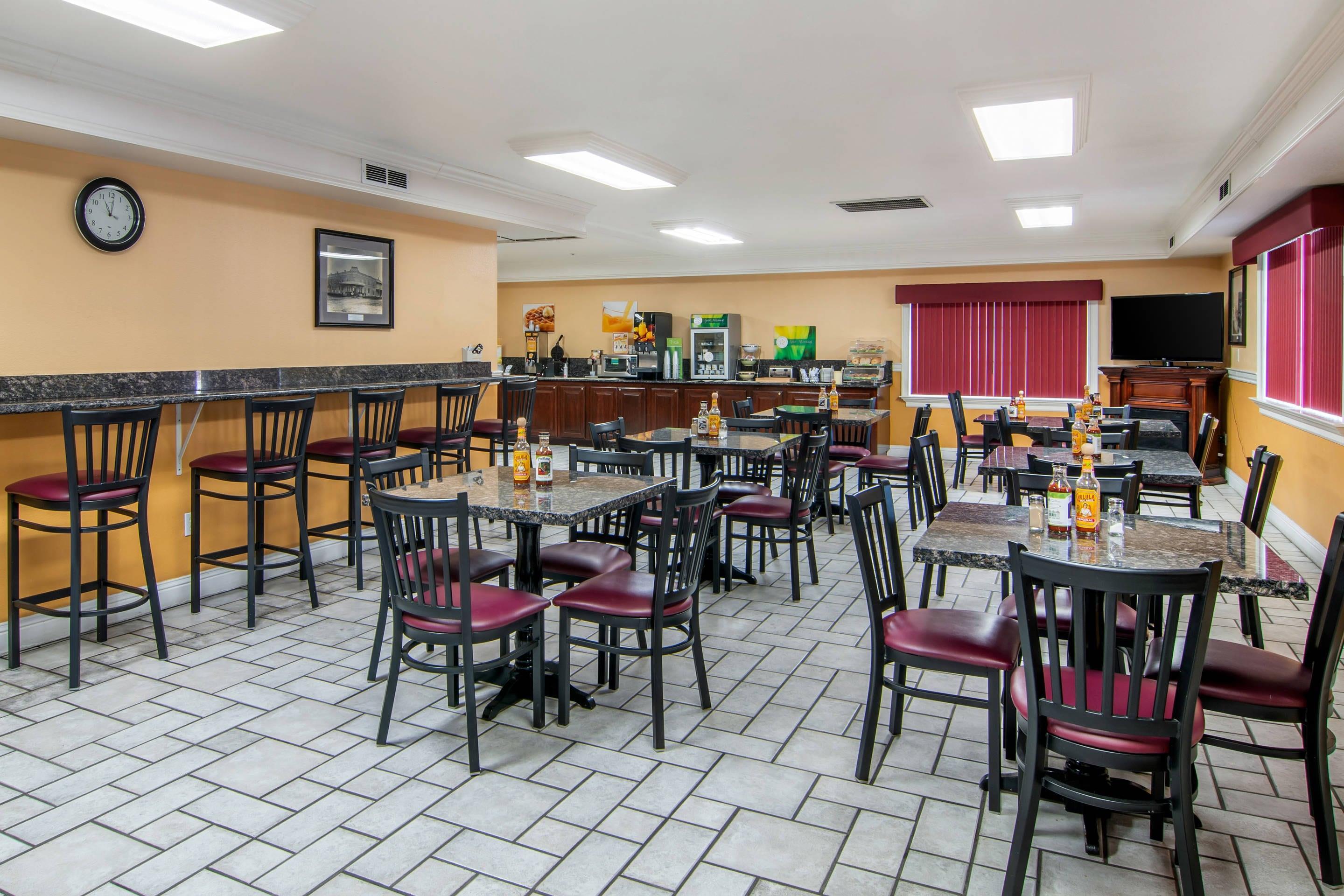 Breakfast area | Quality Inn Central Roseburg