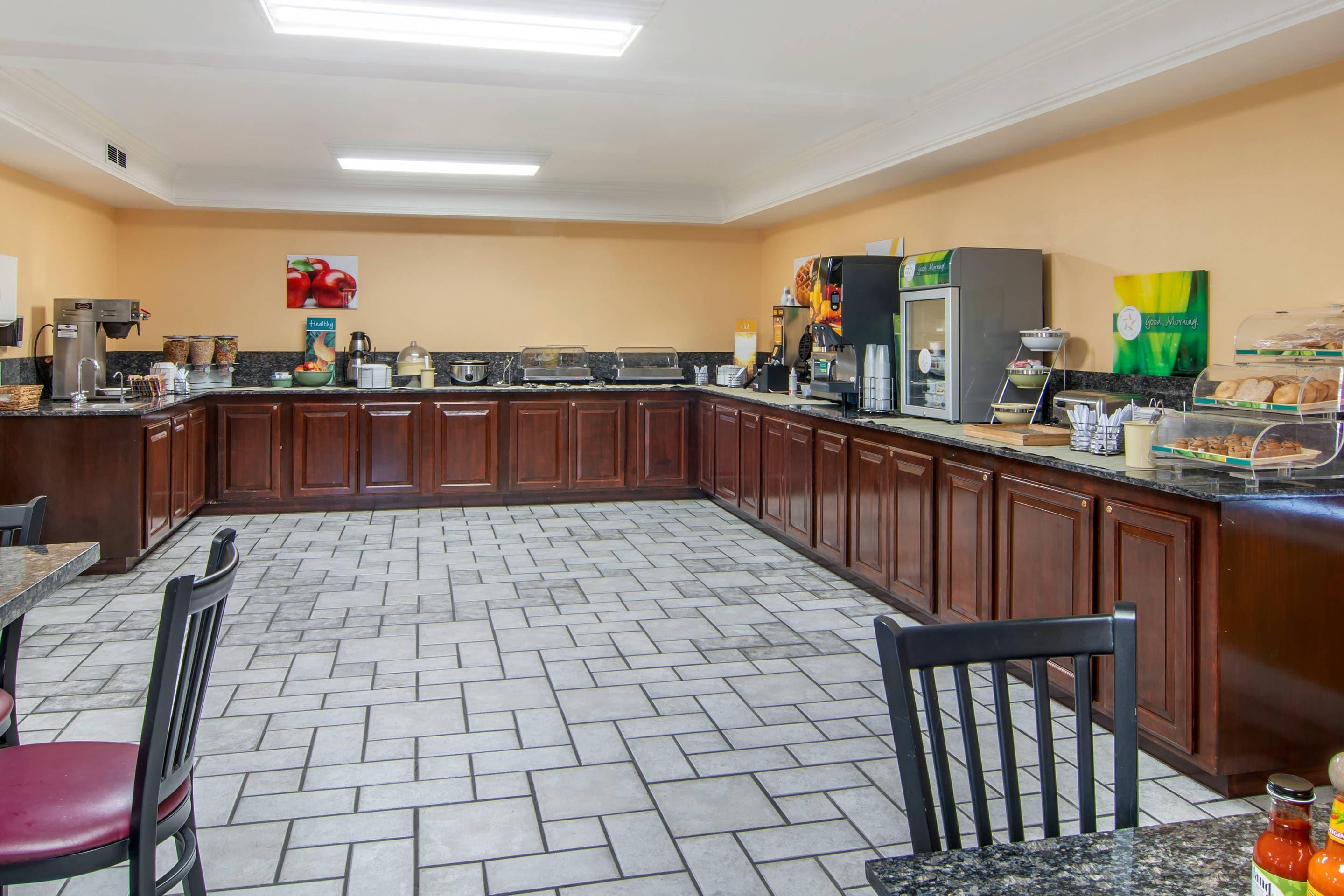 Breakfast area | Quality Inn Central Roseburg