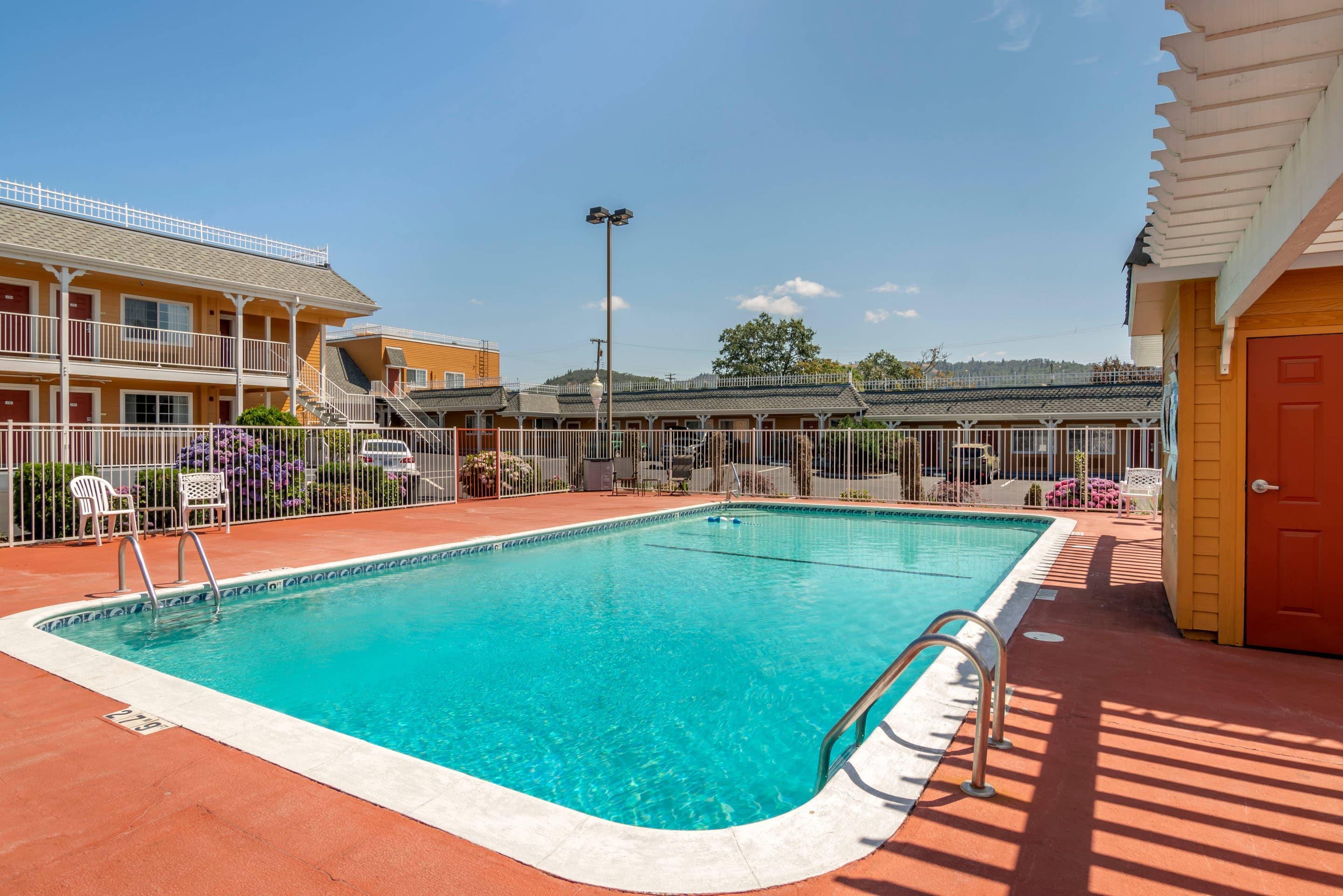 Outdoor pool | Quality Inn Central Roseburg