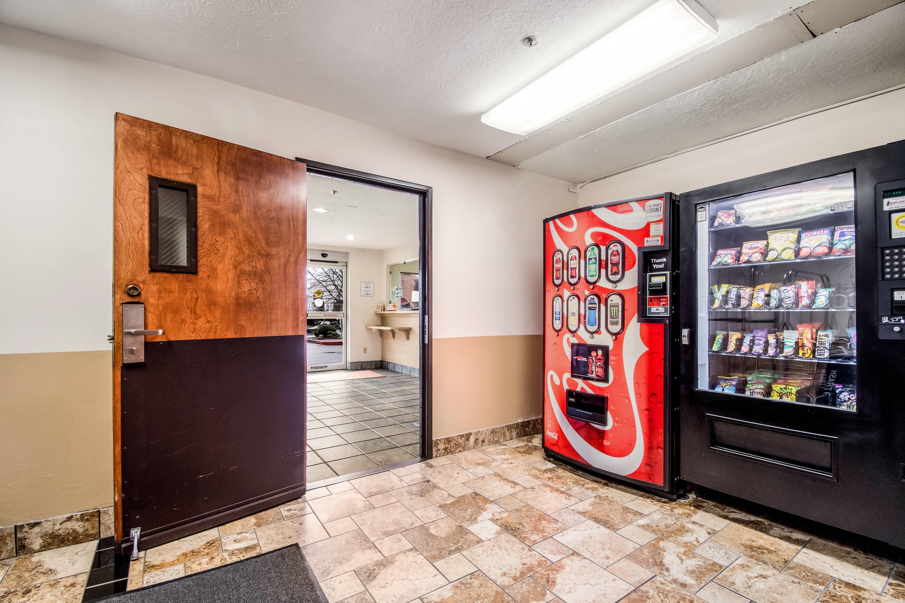Hotel vending area | Econo Lodge Corvallis Near University