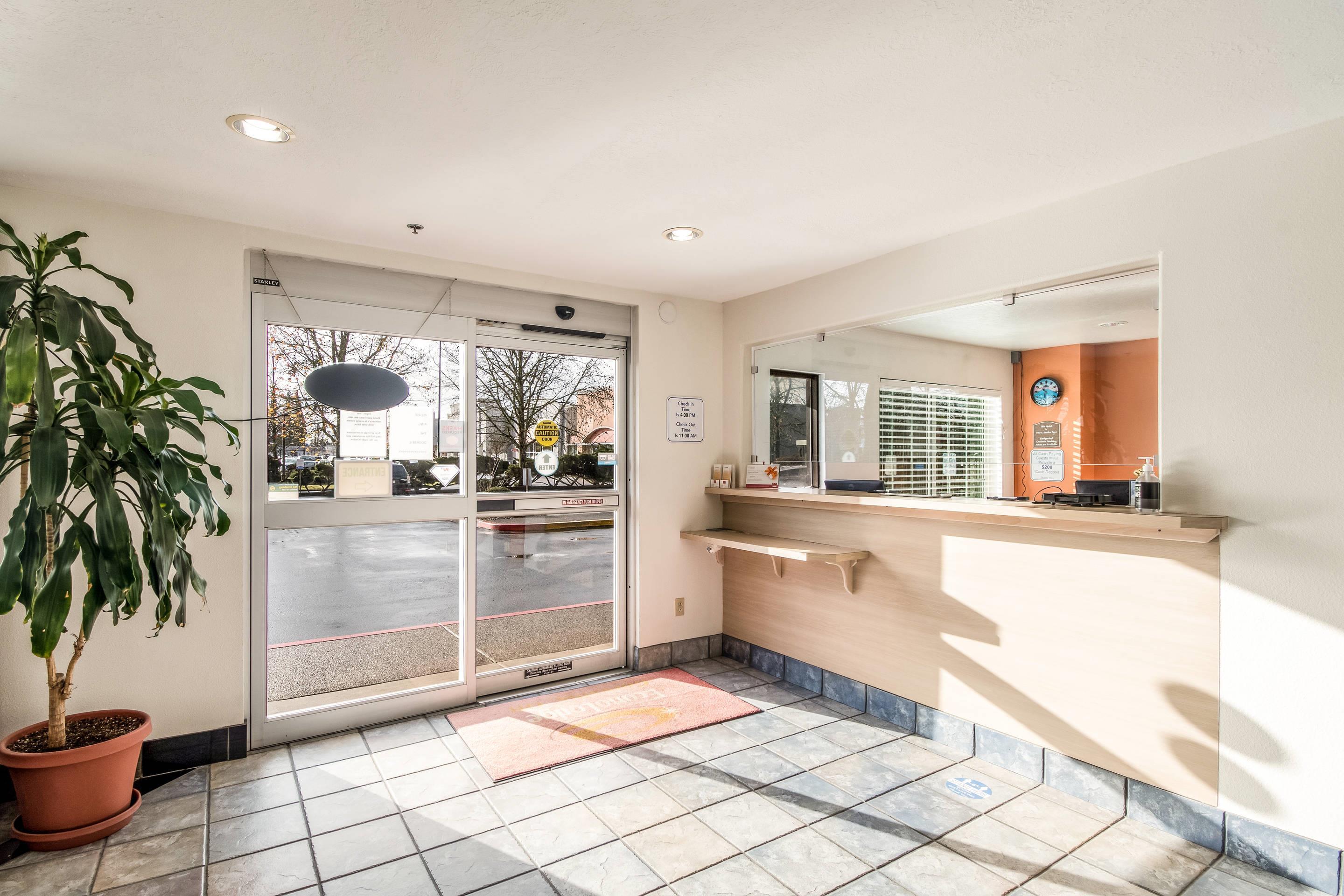 Hotel lobby | Econo Lodge Corvallis Near University
