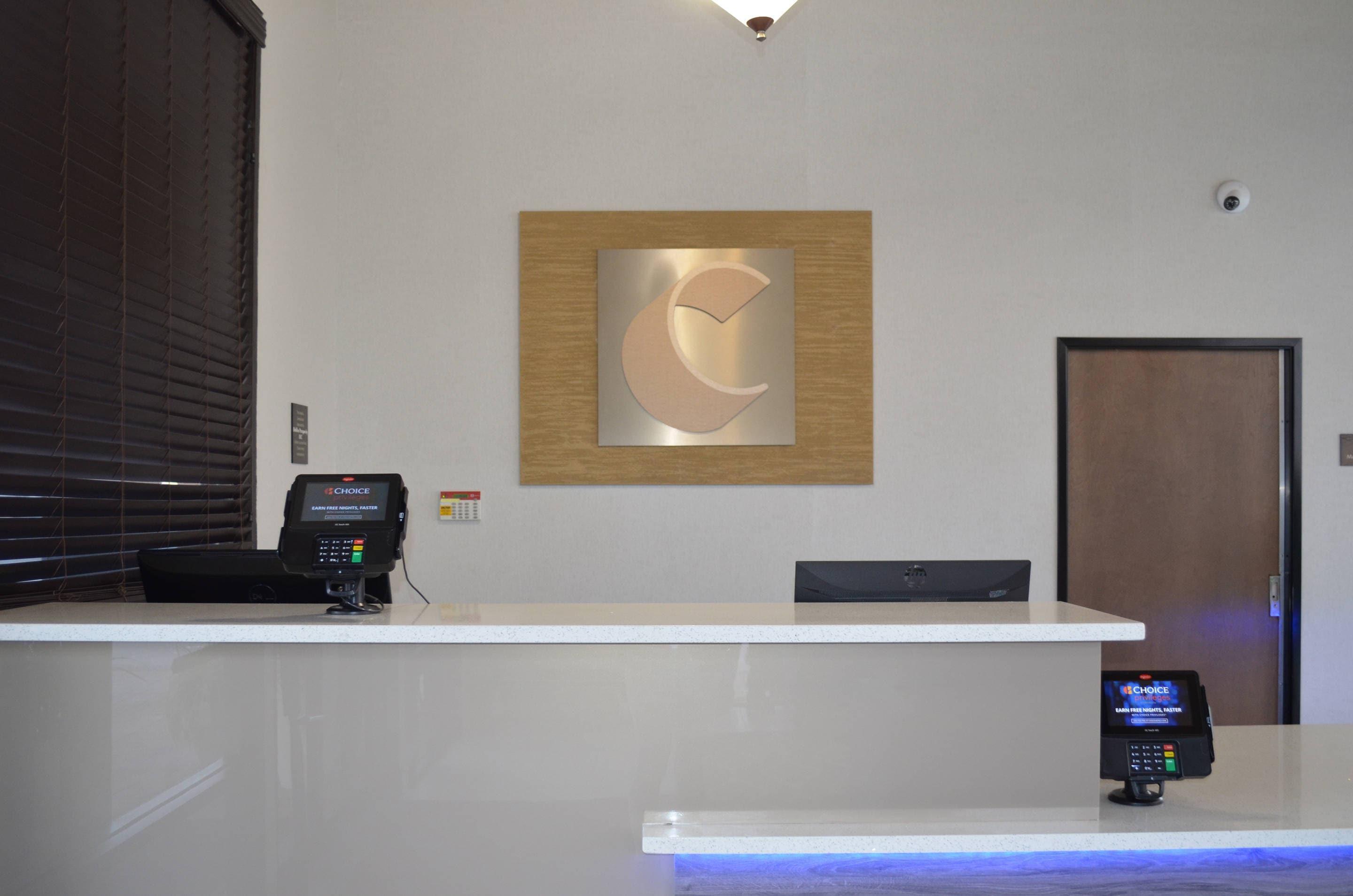 Front desk | Comfort Inn & Suites Beaverton - Portland West