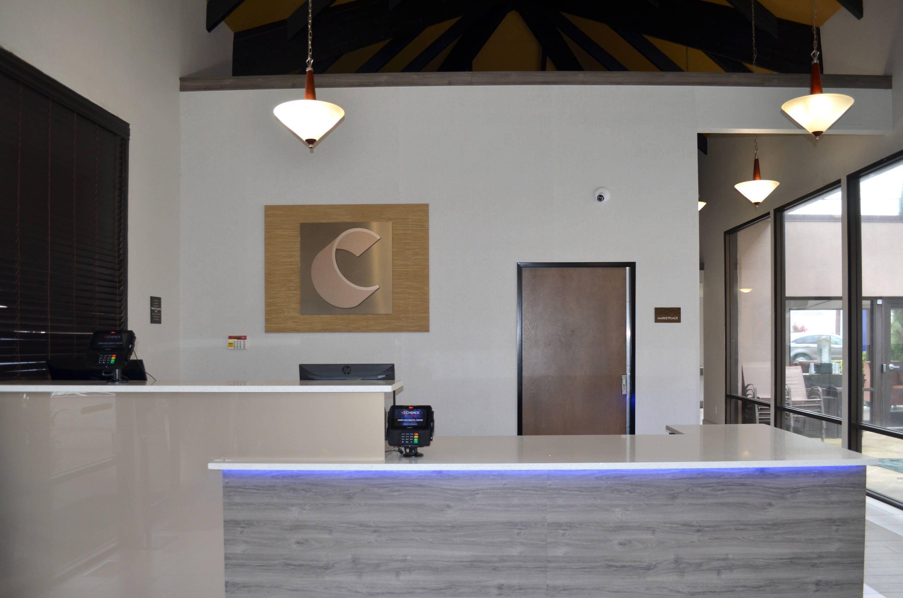 Front desk | Comfort Inn & Suites Beaverton - Portland West