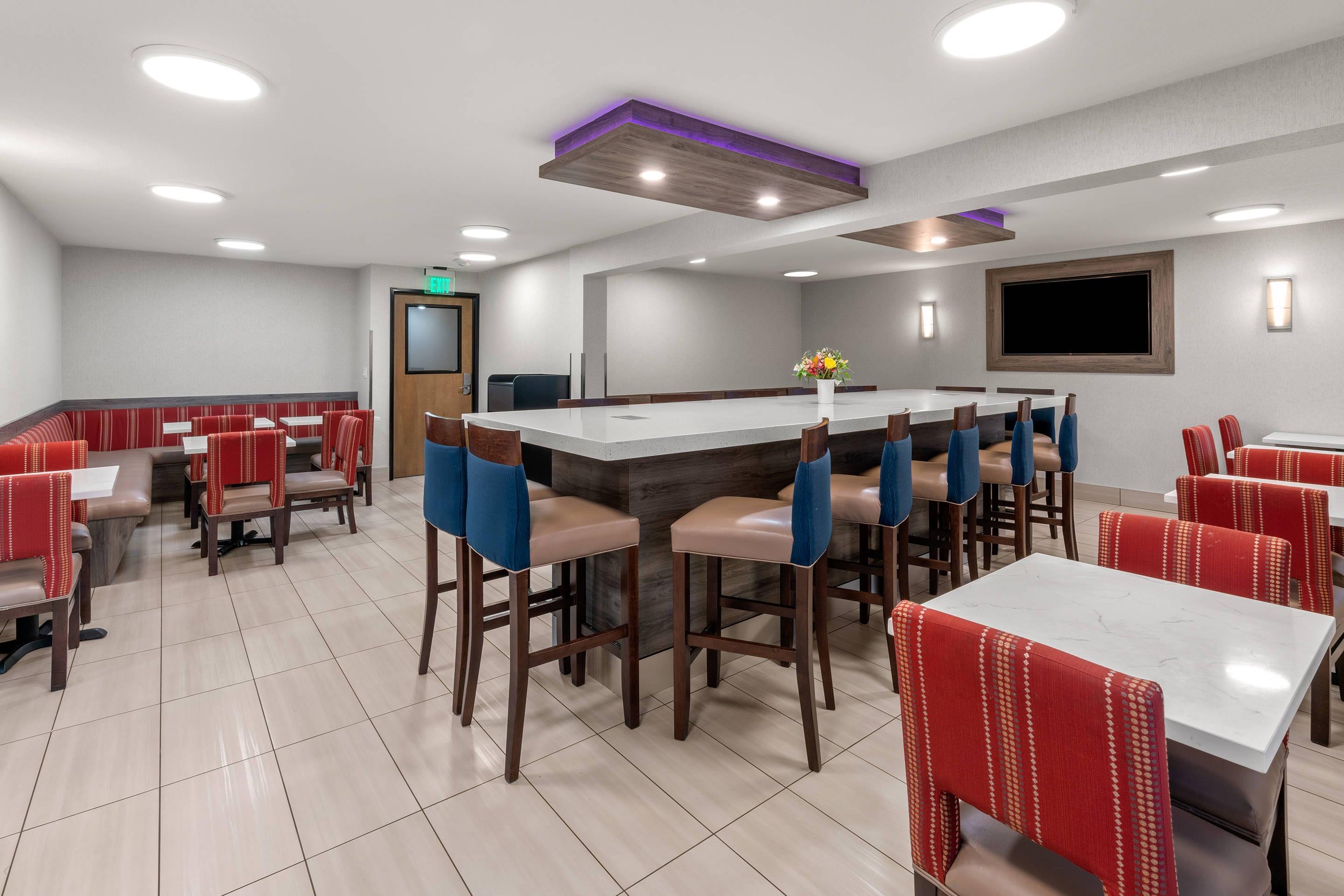 Breakfast area | Comfort Inn & Suites Beaverton - Portland West