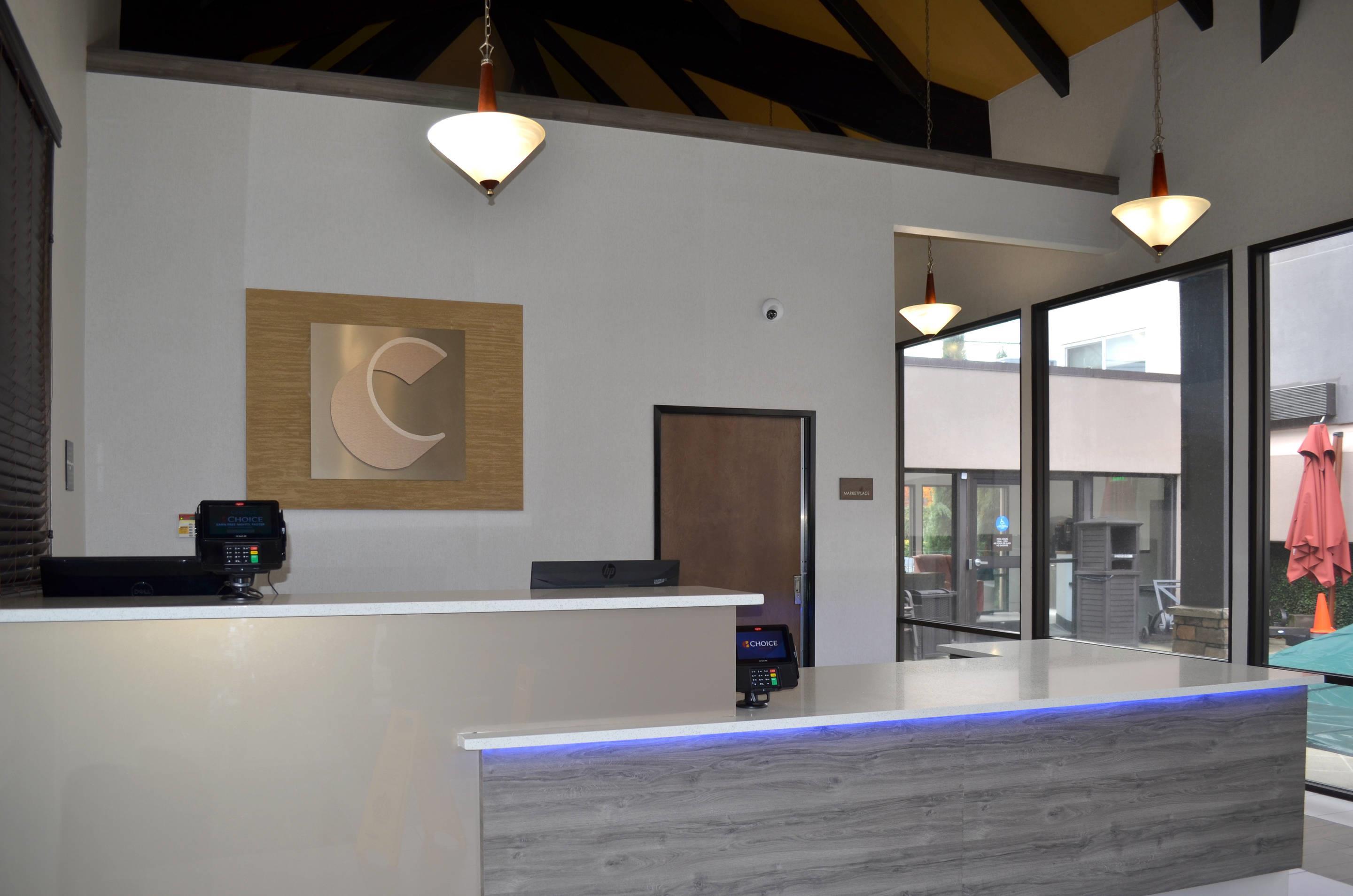 Front desk | Comfort Inn & Suites Beaverton - Portland West