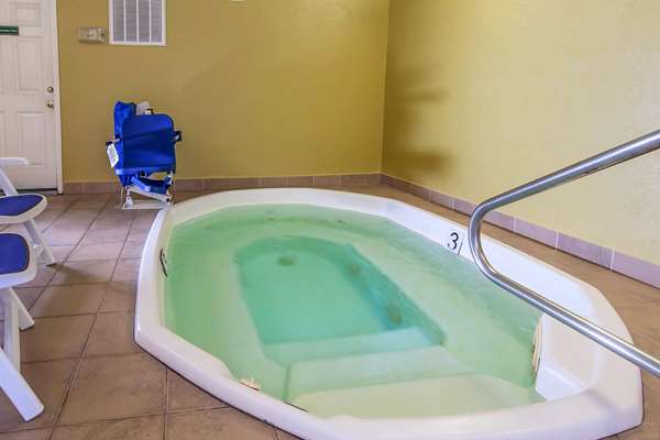 Pool - Quality Inn & Suites at Coos Bay North Bend
