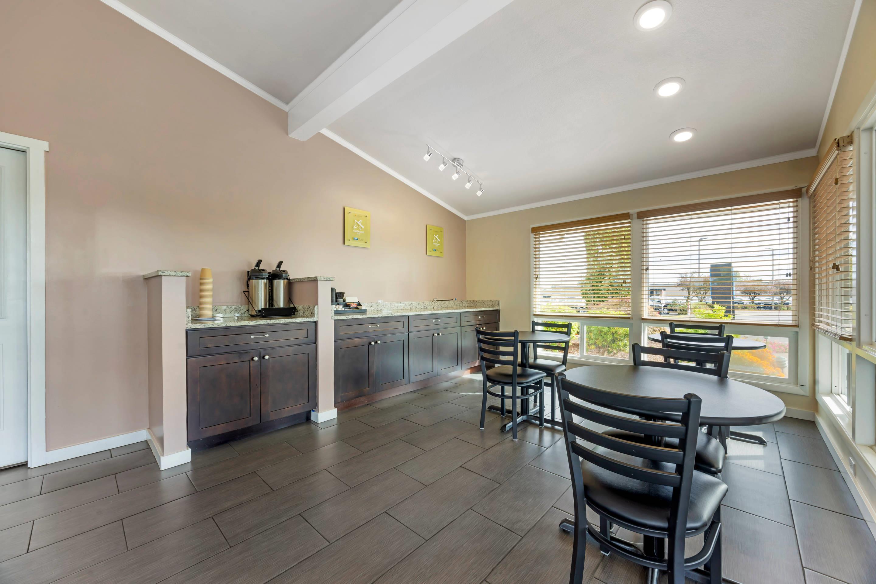 Breakfast area | Rodeway Inn