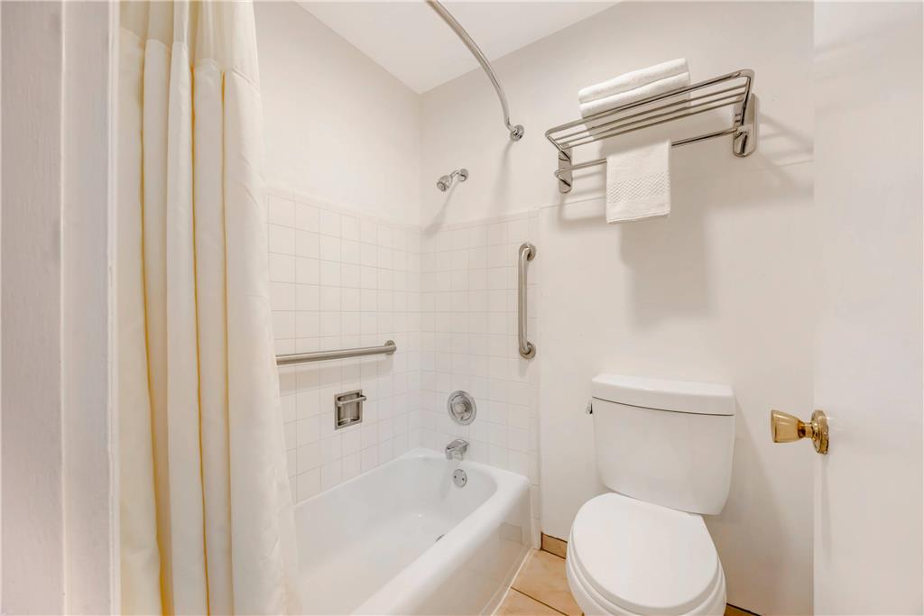 RODEWAY INN ALBANY-guestroom-Guest Room,Bathroom,On-Site.jpg