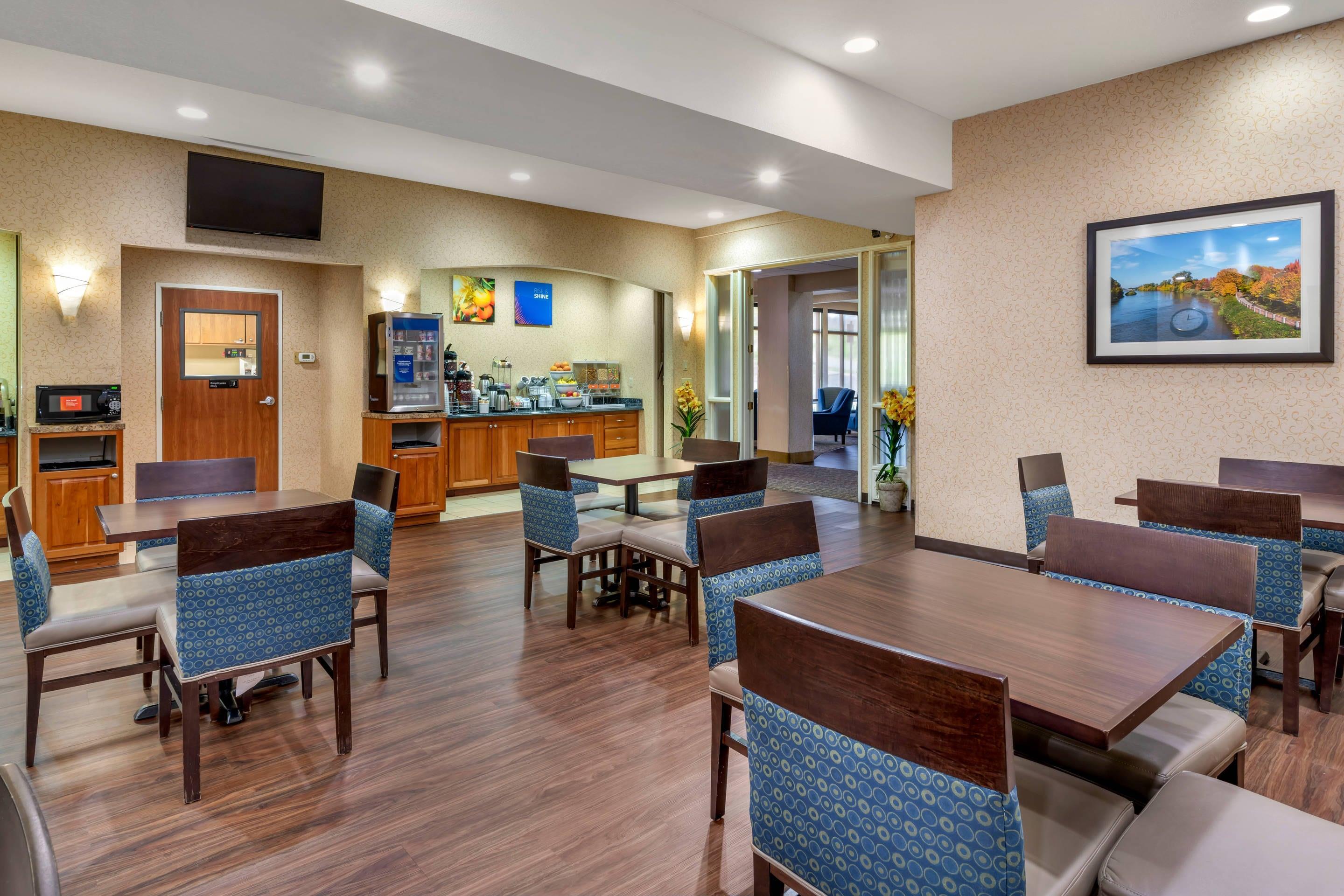 Breakfast area | Comfort Suites Eugene