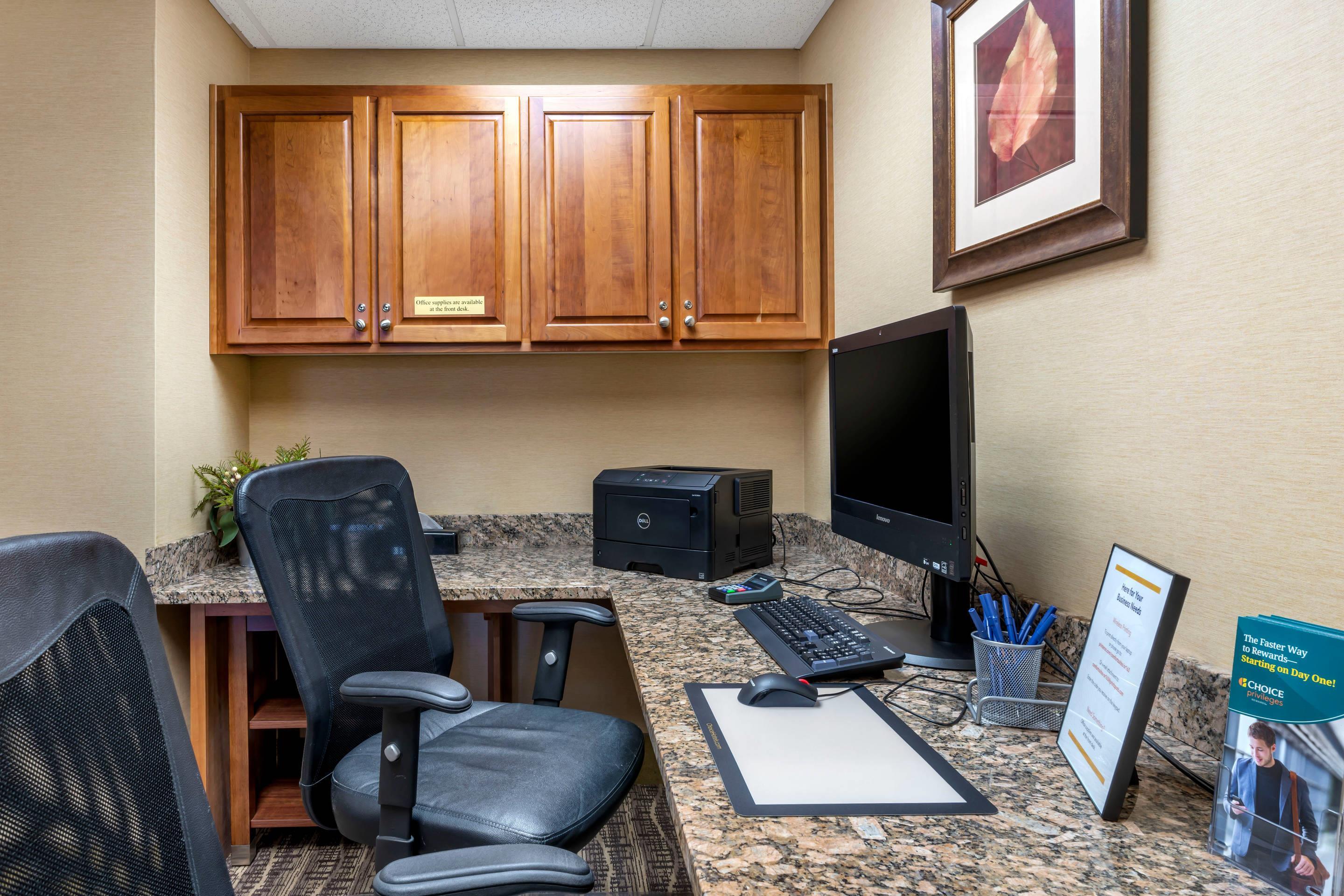 Computer in the lobby | Comfort Suites Eugene
