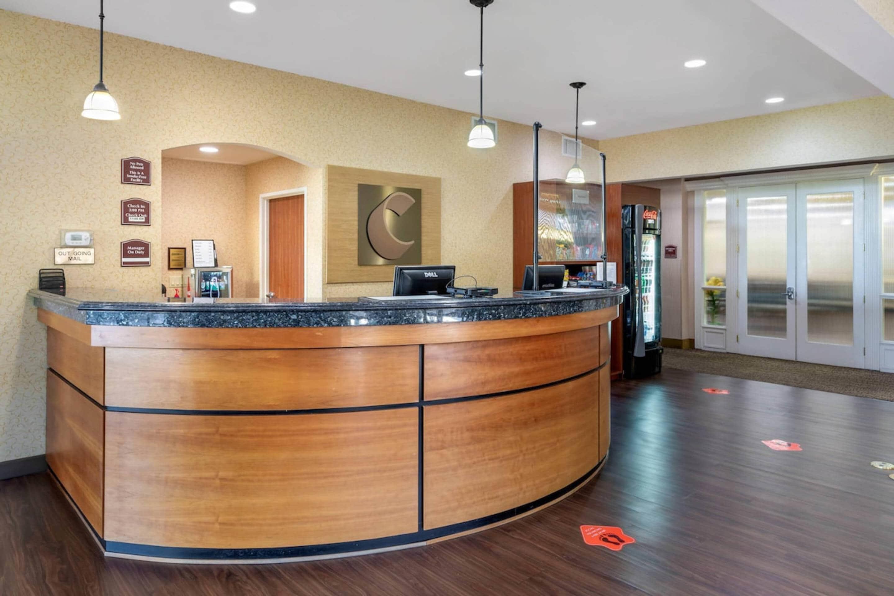 Front desk | Comfort Suites Eugene University