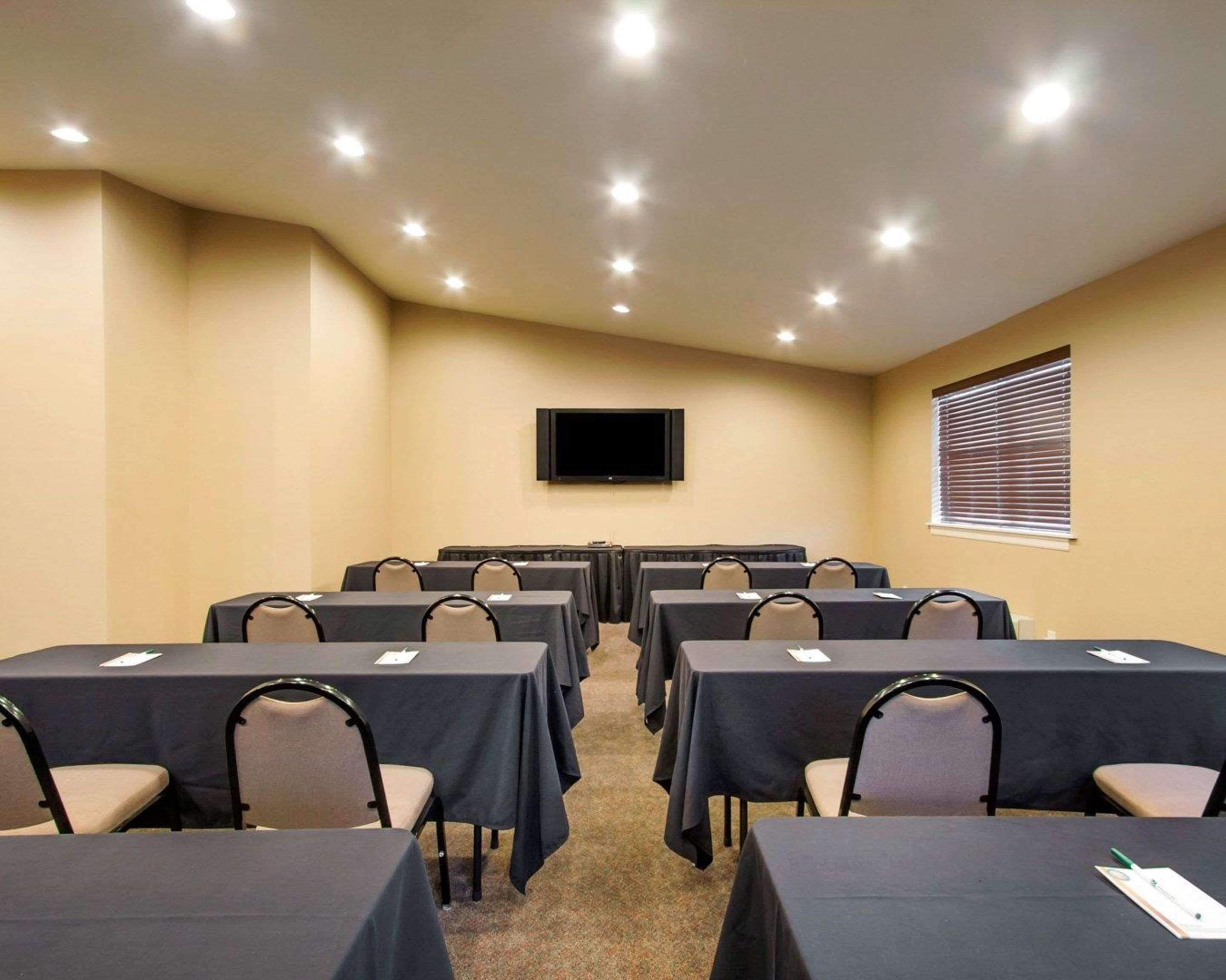 Meeting room with classroom-style setup | Quality Inn & Suites Springfield