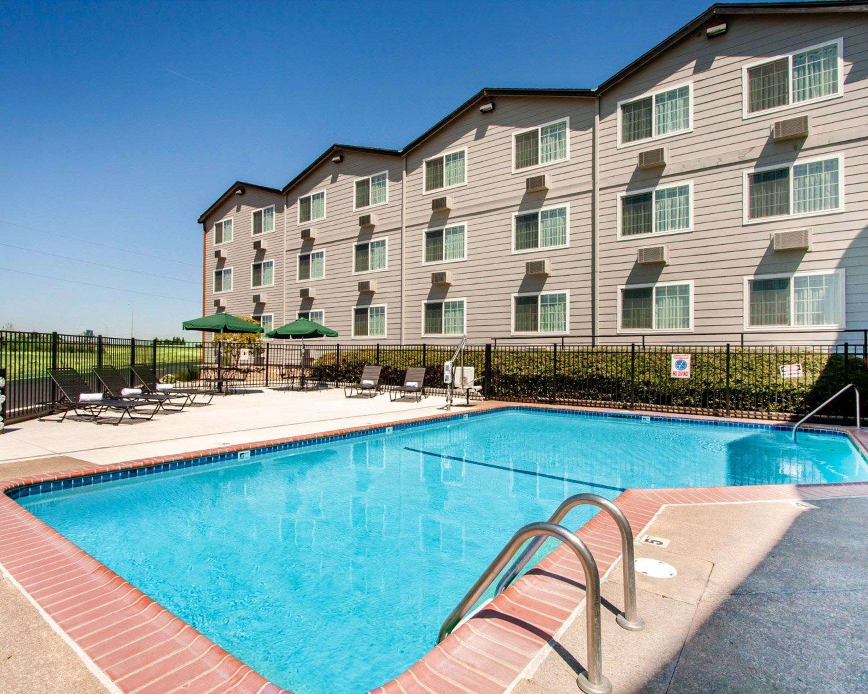 Outdoor pool with sundeck | Quality Inn & Suites Springfield