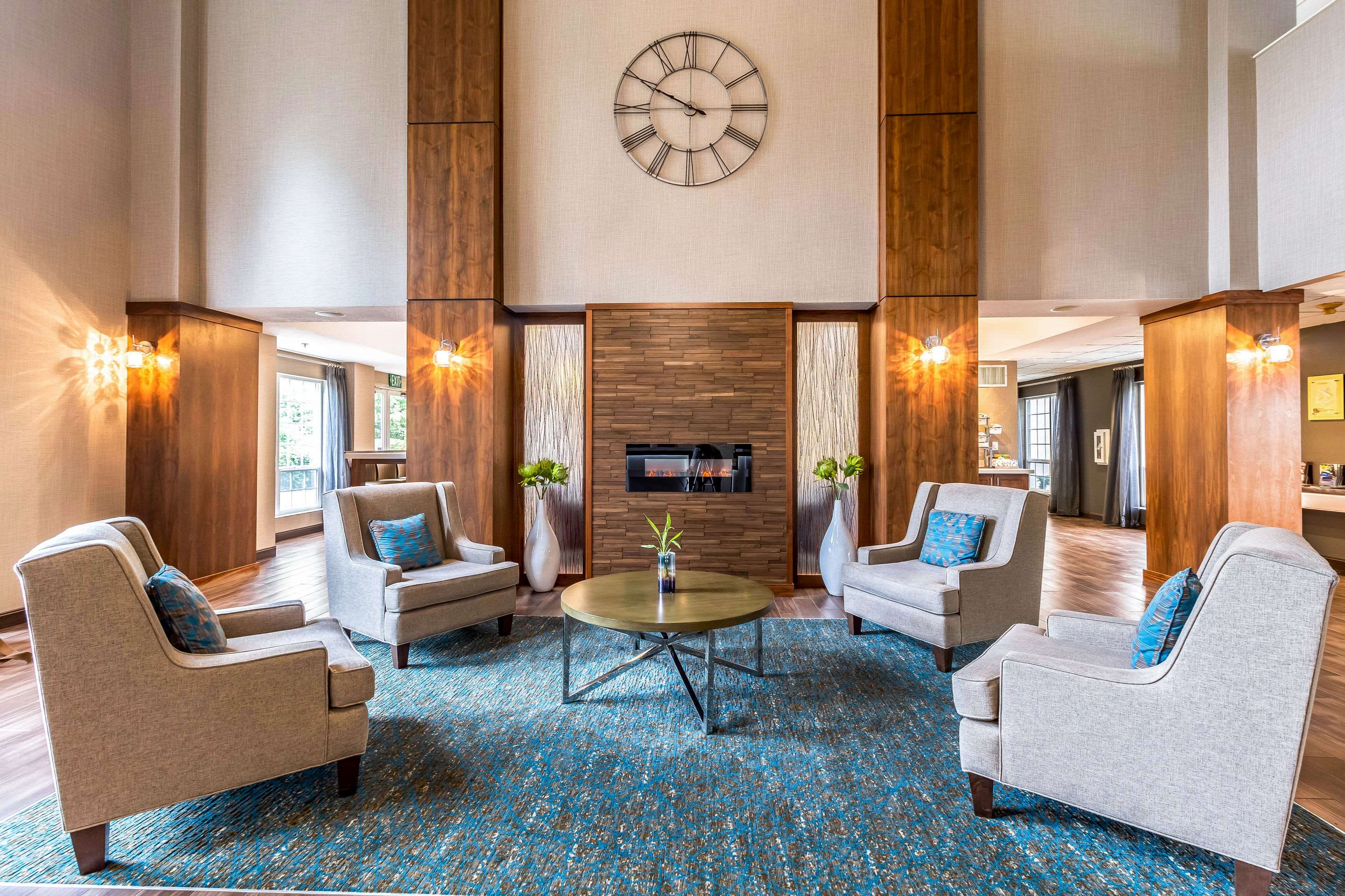 Lobby with sitting area | Clarion Hotel Portland Airport