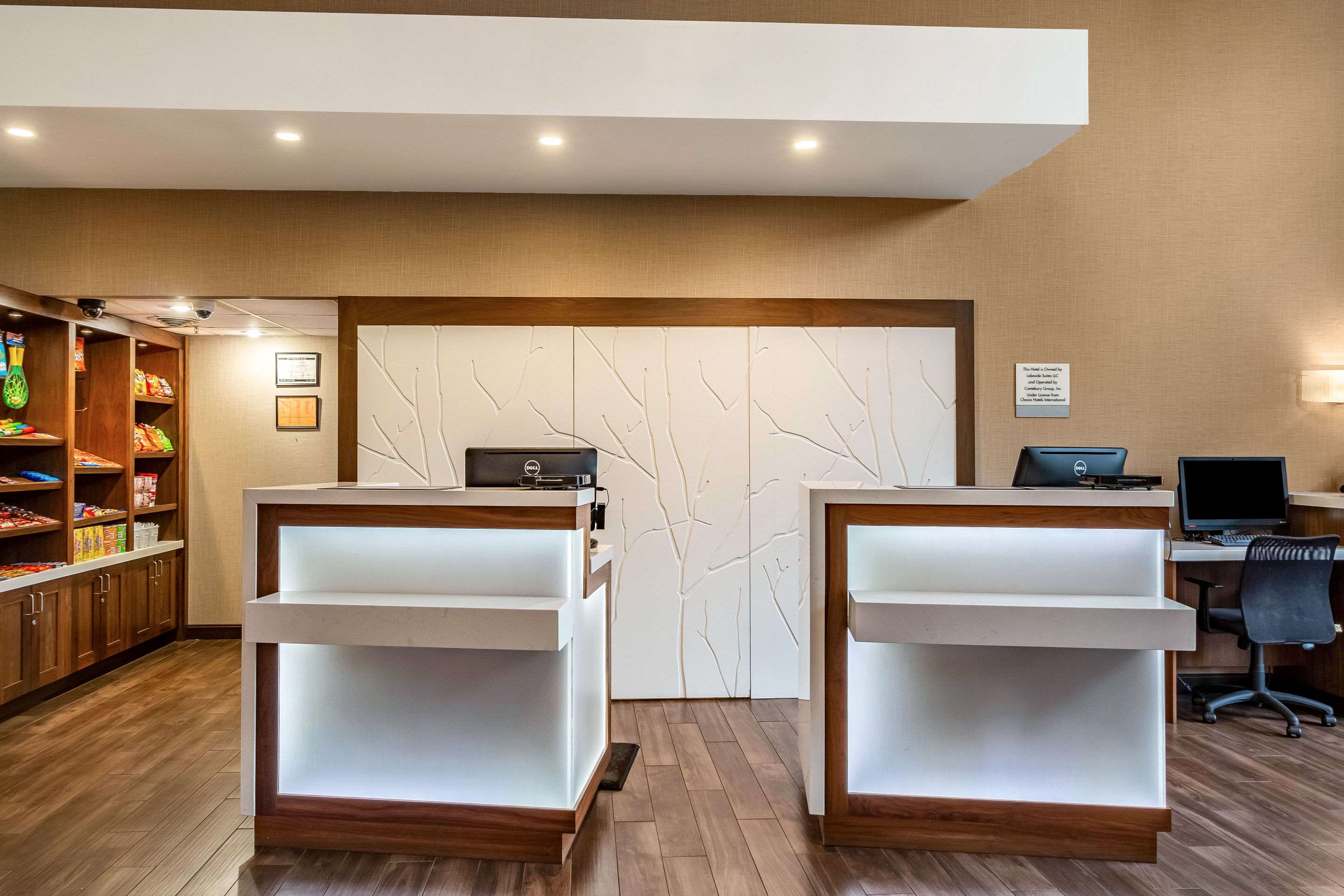 Front desk | Clarion Hotel Portland Airport