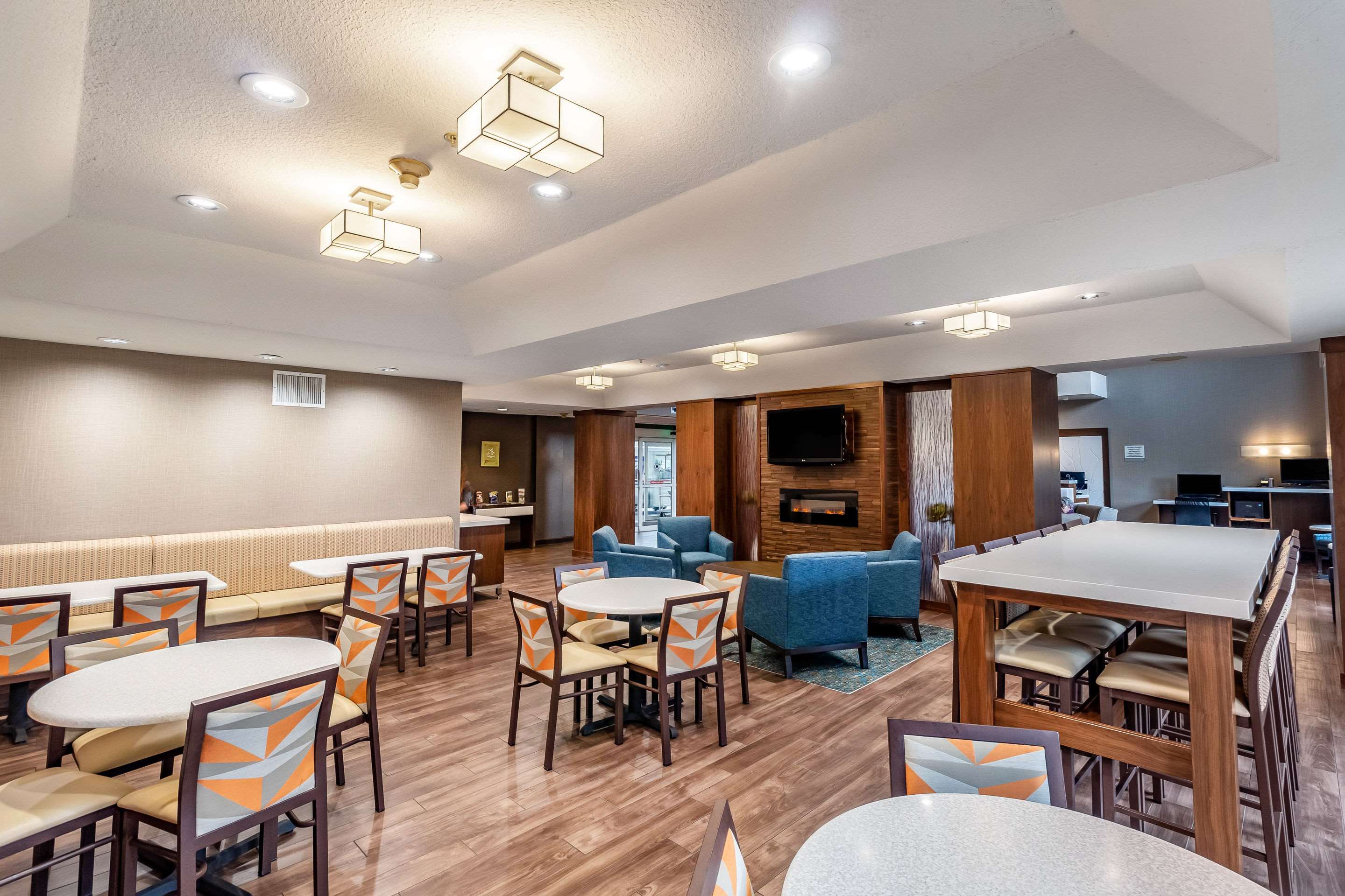 Enjoy breakfast in this seating area | Clarion Hotel Portland Airport