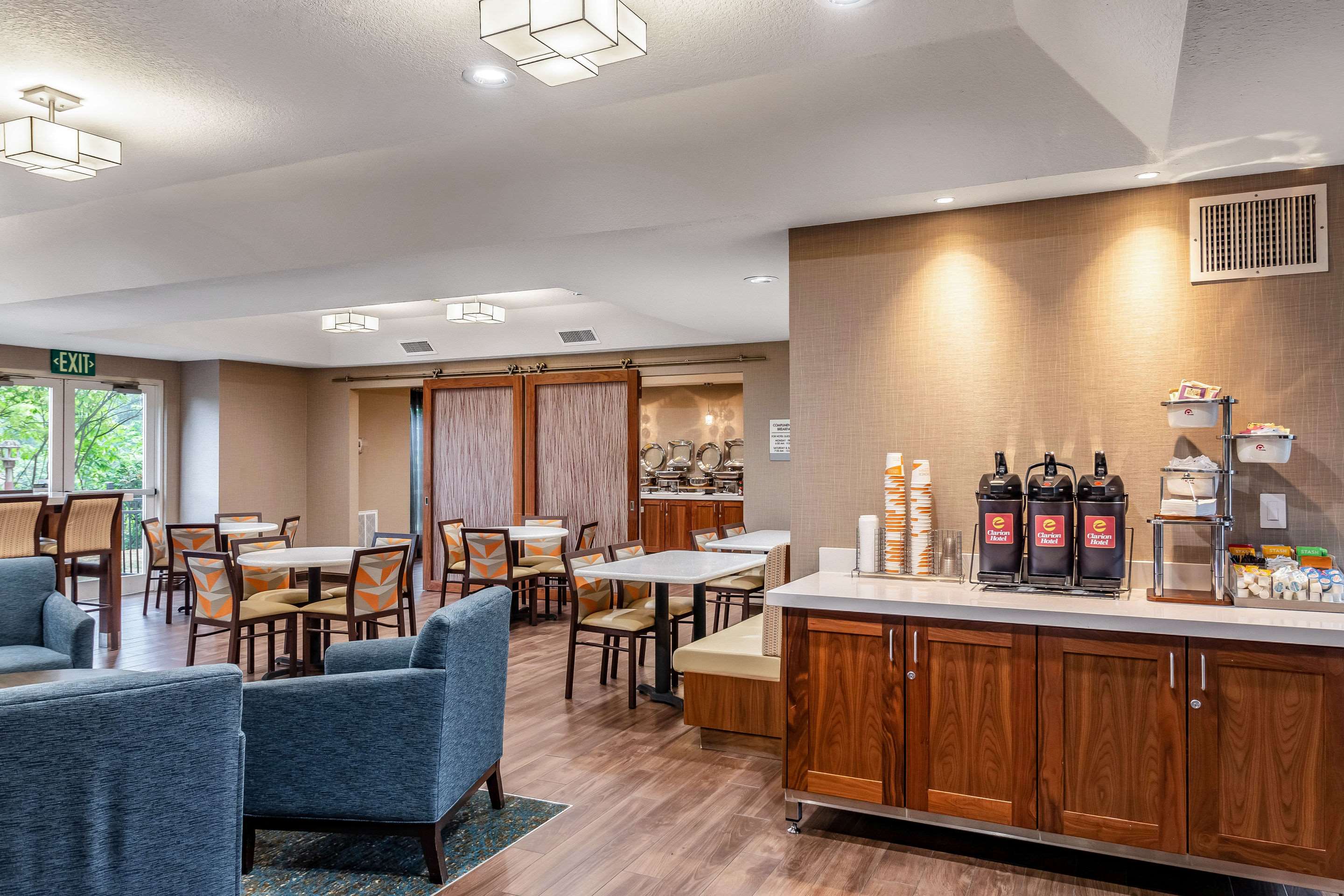 Breakfast area | Clarion Hotel Portland Airport