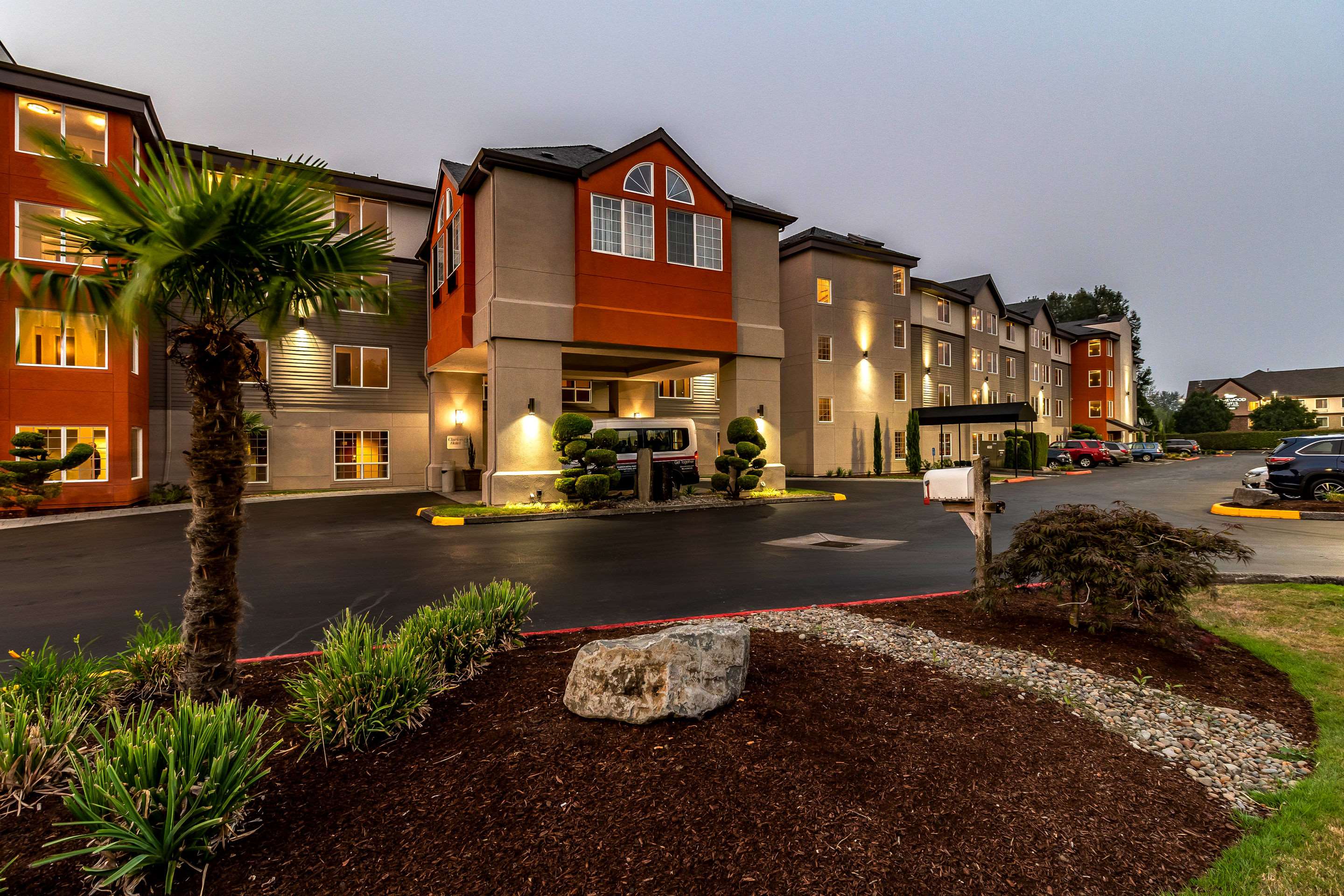 Hotel at night | Clarion Hotel Portland Airport