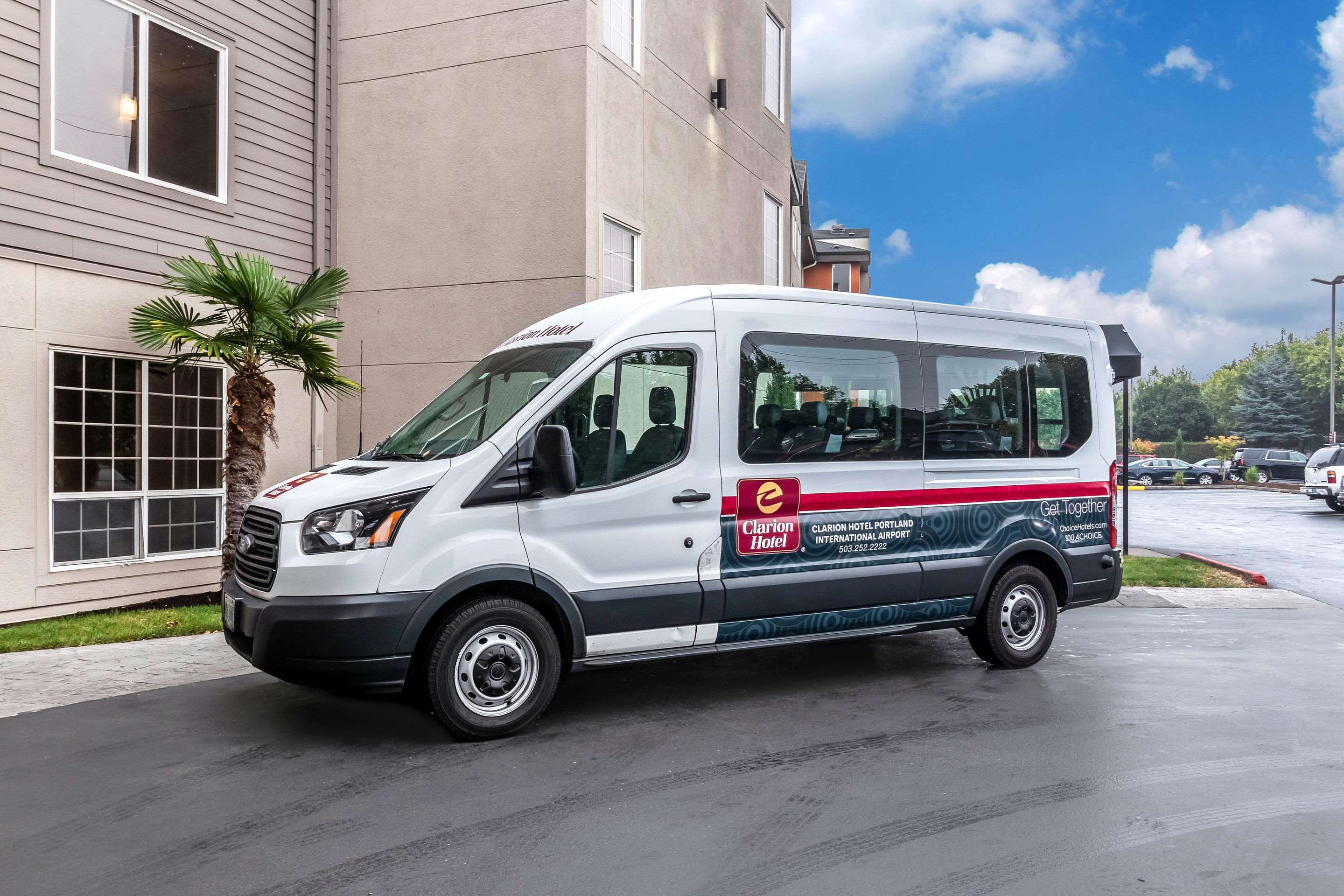 Hotel shuttle | Clarion Hotel Portland Airport