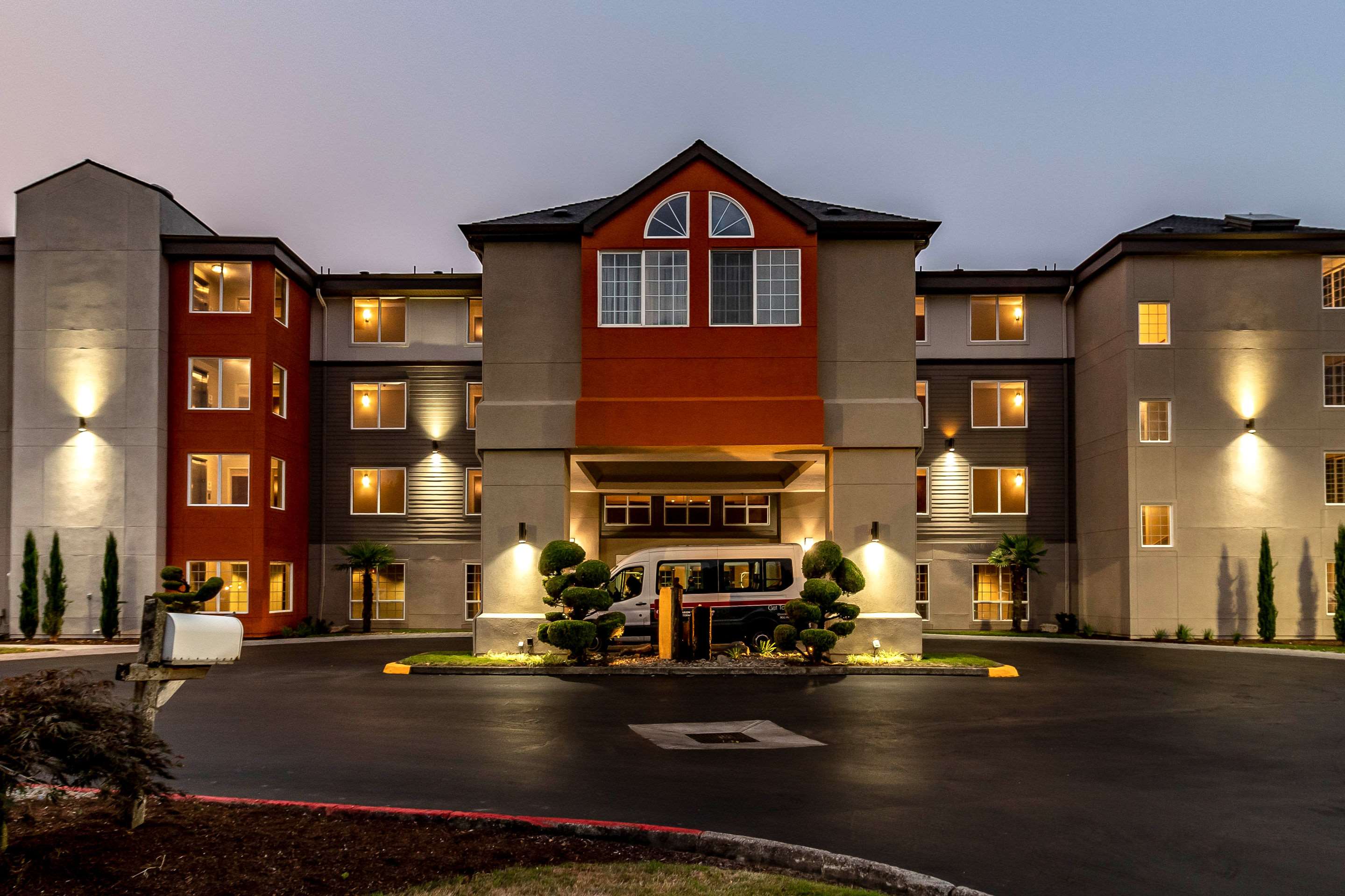 Hotel at night | Clarion Hotel Portland Airport