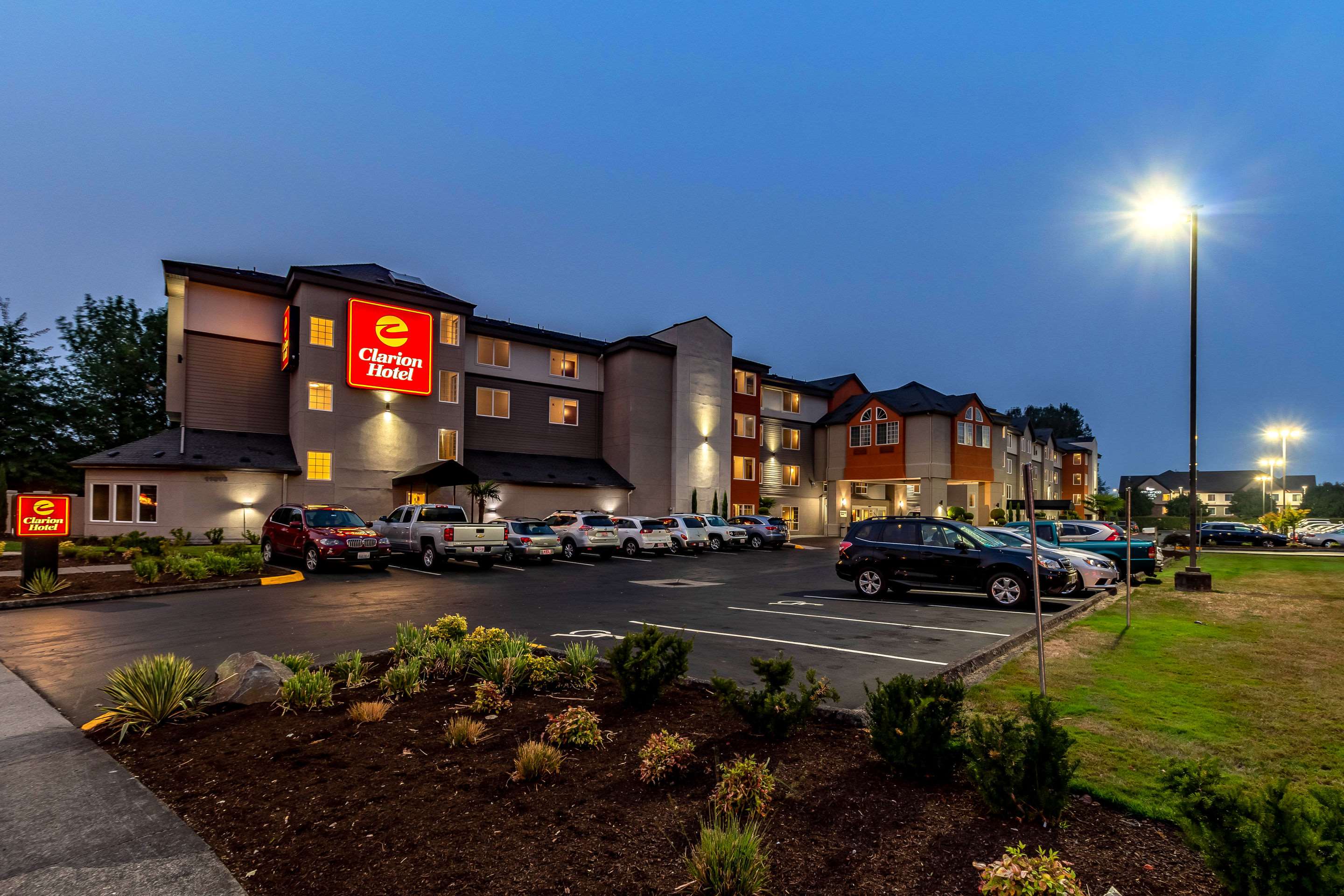 Hotel at night | Clarion Hotel Portland Airport