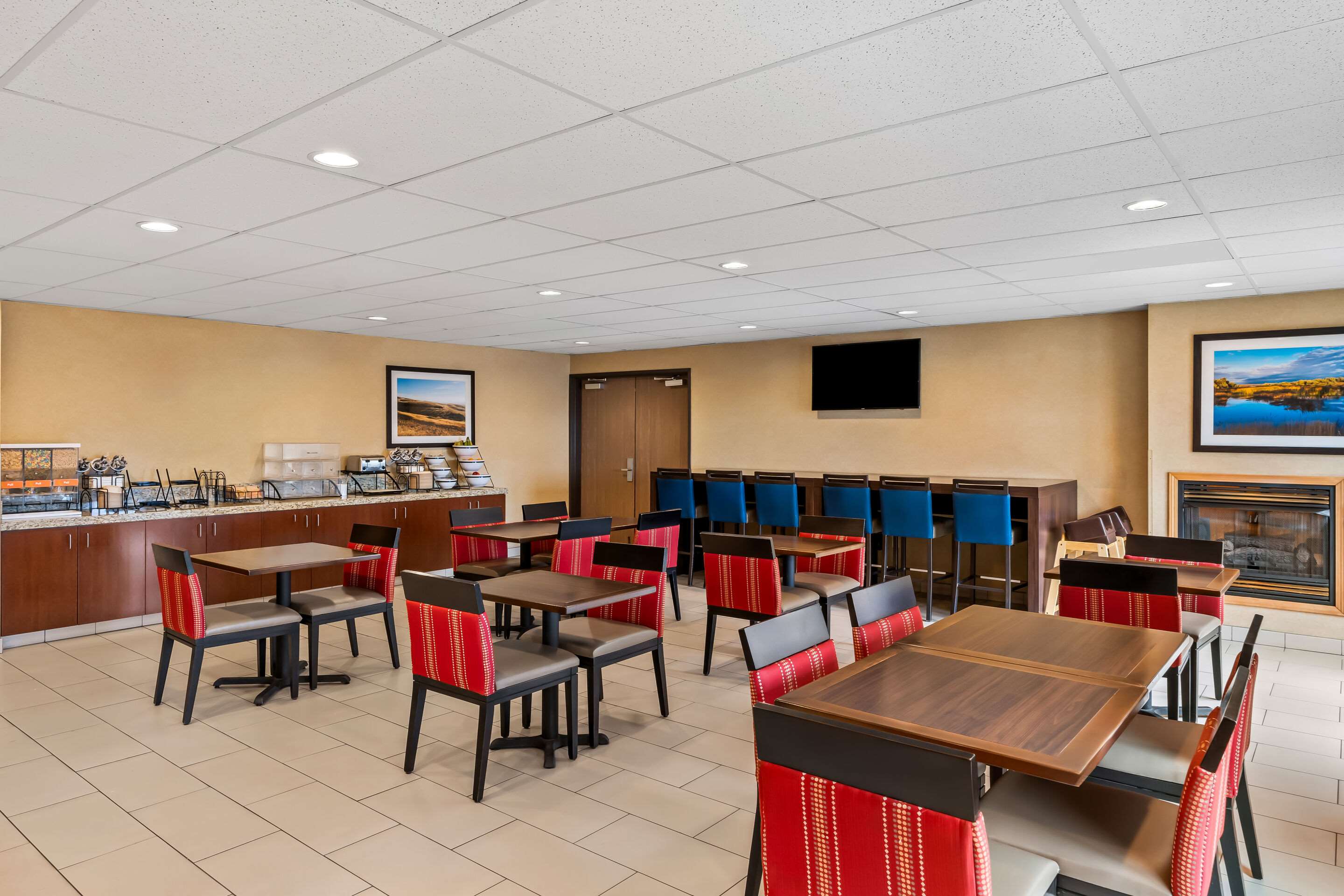 Breakfast area | Comfort Inn & Suites