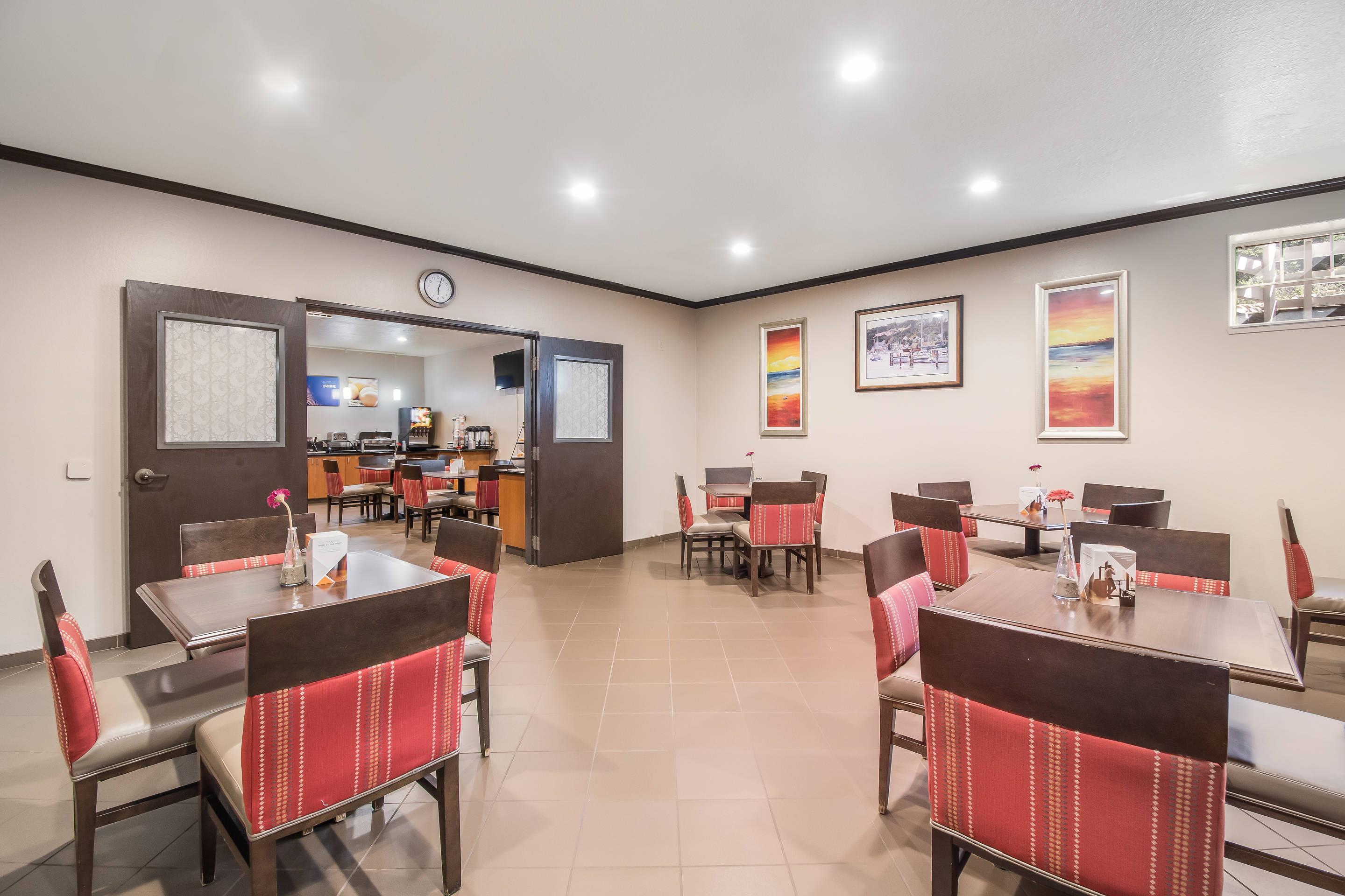 Breakfast area | Comfort Inn Newport