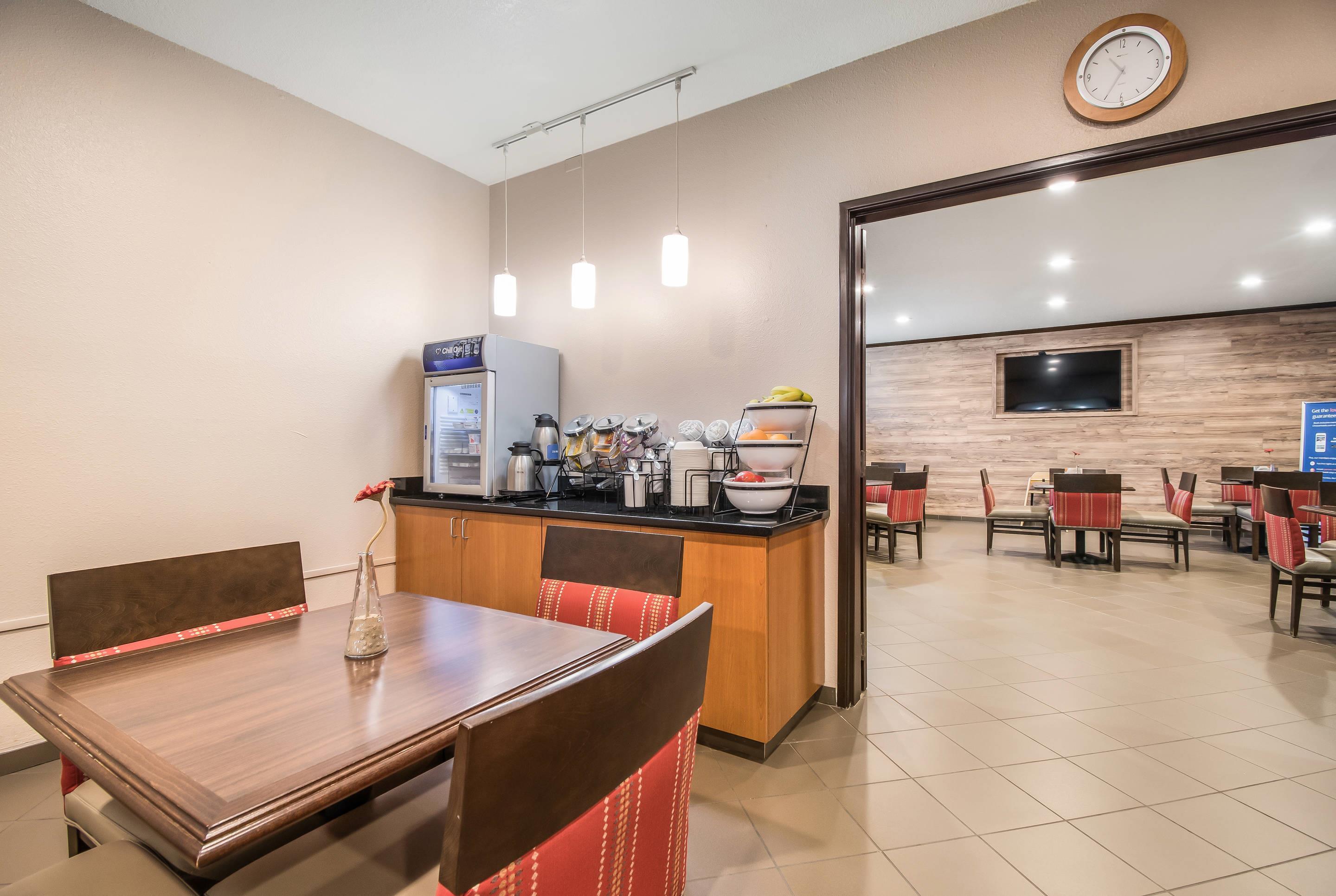 Breakfast area | Comfort Inn Newport