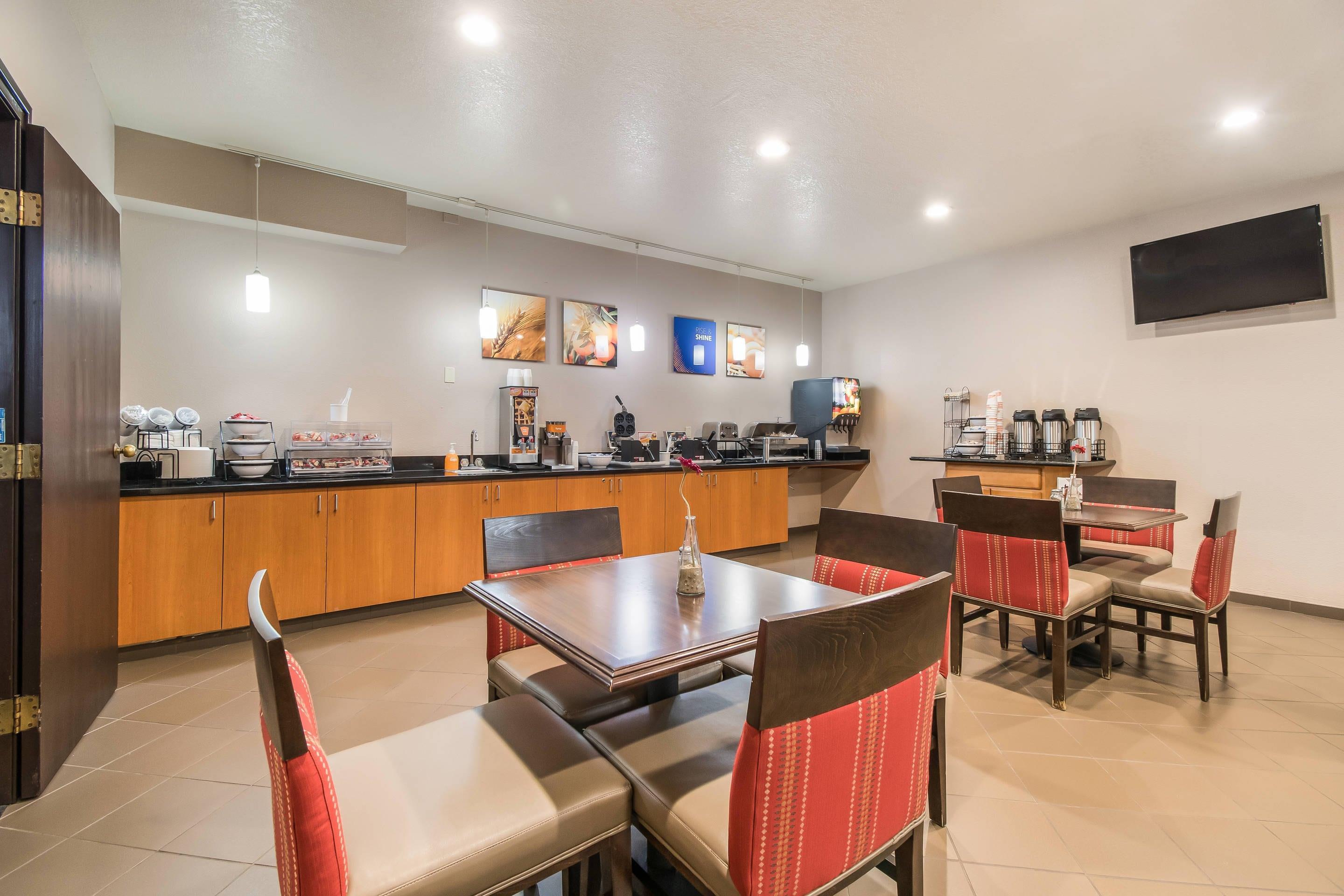 Breakfast area | Comfort Inn Newport