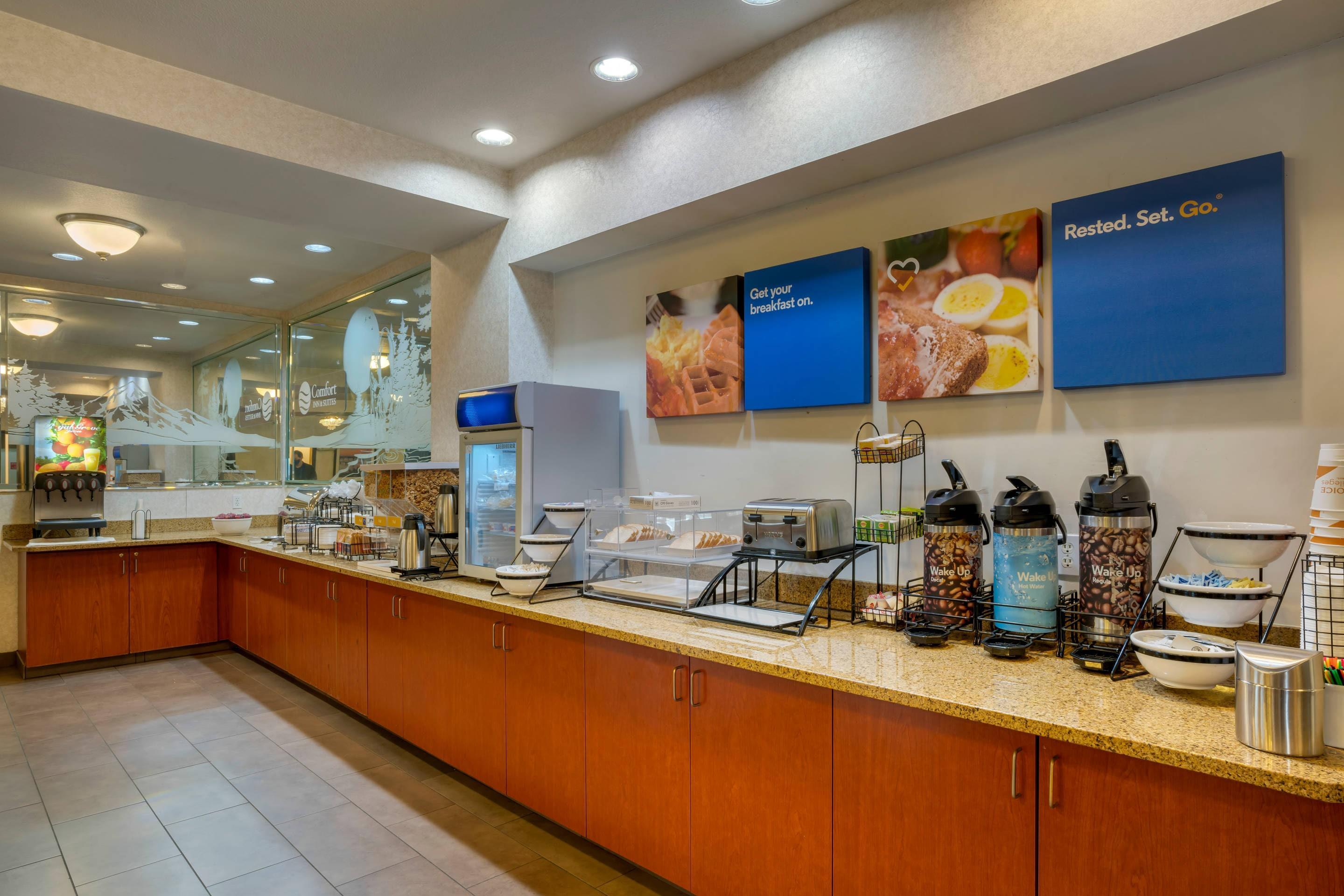 Breakfast area | Comfort Inn & Suites Salem