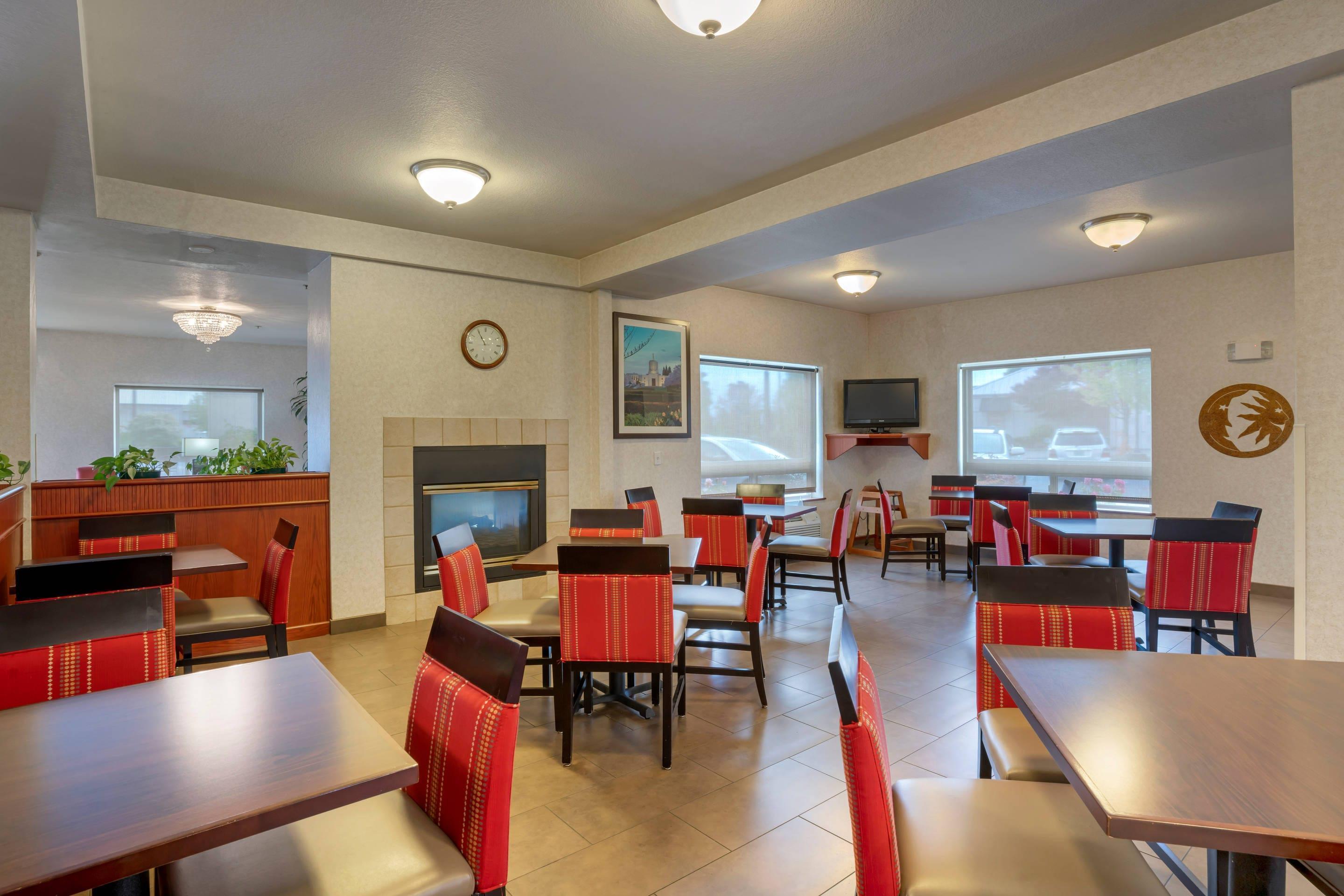 Breakfast area | Comfort Inn & Suites Salem