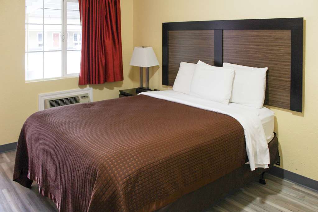 RODEWAY INN MEDFORD SOUTH I-5-guestroom-Guest Room,On-Site.jpg